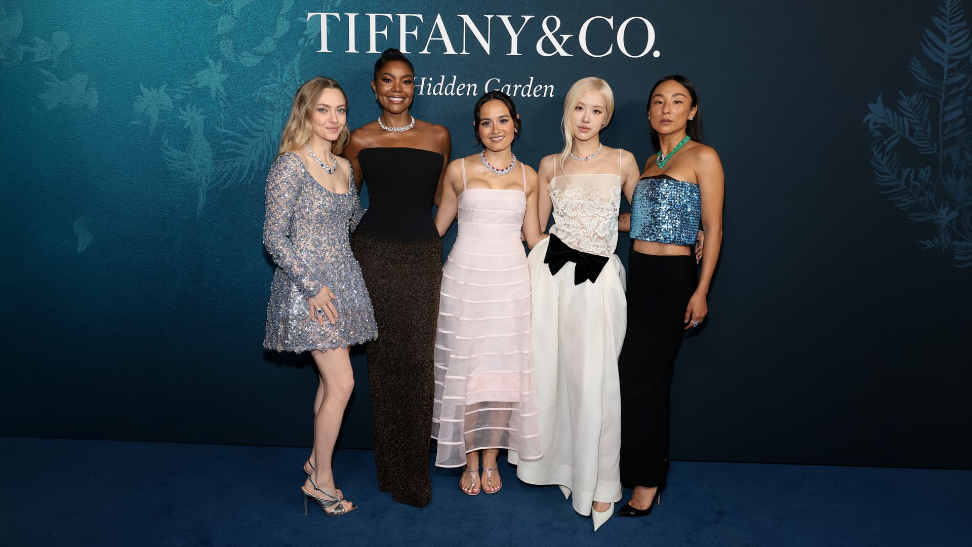 Аманда Сайфред, Гэбриэл Юнион, Чейз Суй Уондерс, Роуз и Грета Ли присутствуют на презентации коллекции Blue Book 2026: Hidden Garden, организованной Tiffany & Co. в Park Avenue Armory 16 апреля 2026 года в Нью-Йорке | Фотограф: Димитриос Камбурис | Getty Images 