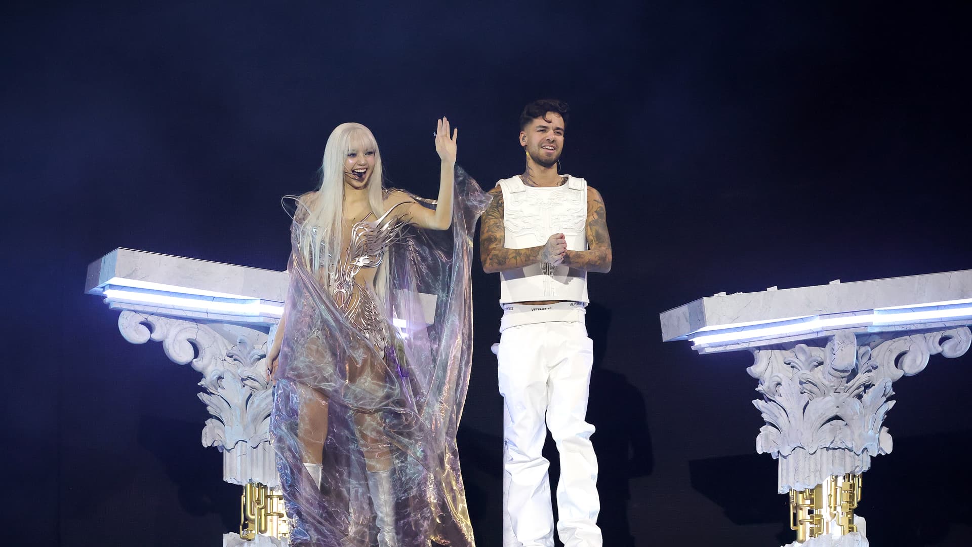 Лиза и Анима выступают на сцене Coachella Stage во время музыкального и художественного фестиваля Coachella Valley 2026 в Empire Polo Club 17 апреля 2026 года в Индио, Калифорния | Фотограф: Кевина Мазура | Getty Images 