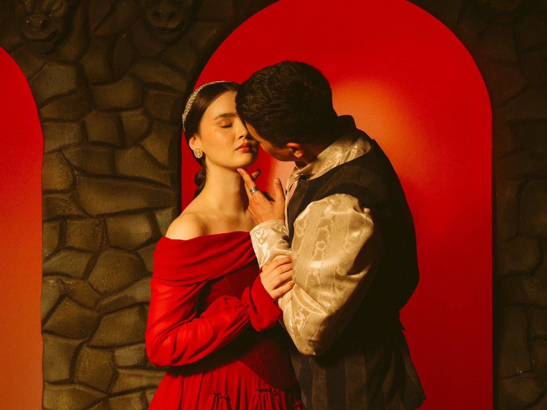 Данияр Алшынов пен Ажар Күнболат «Ромео мен Джульетта» спектаклінің ремейкінде