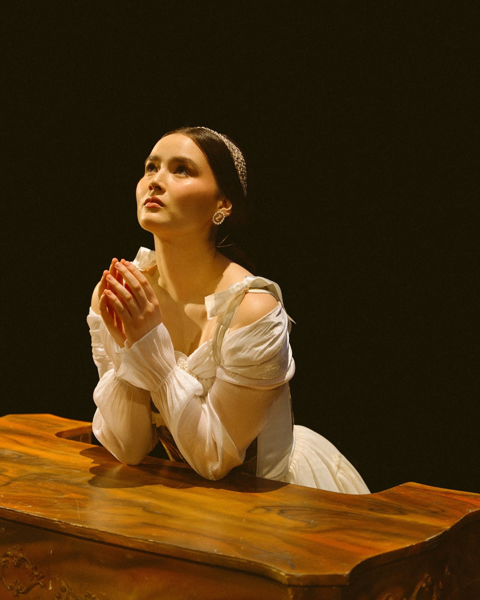 Данияр Алшынов пен Ажар Күнболат «Ромео мен Джульетта» спектаклінің ремейкінде