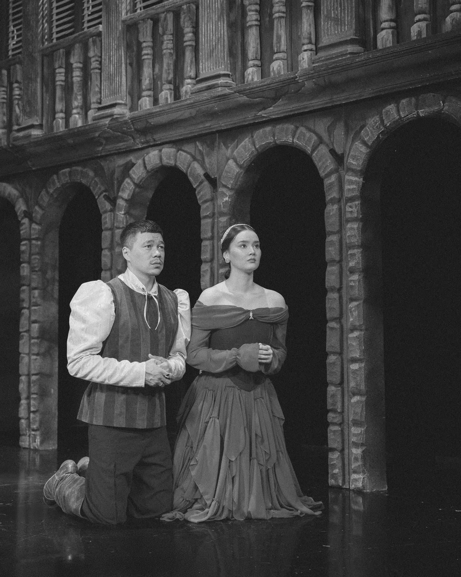 Данияр Алшынов пен Ажар Күнболат «Ромео мен Джульетта» спектаклінің ремейкінде