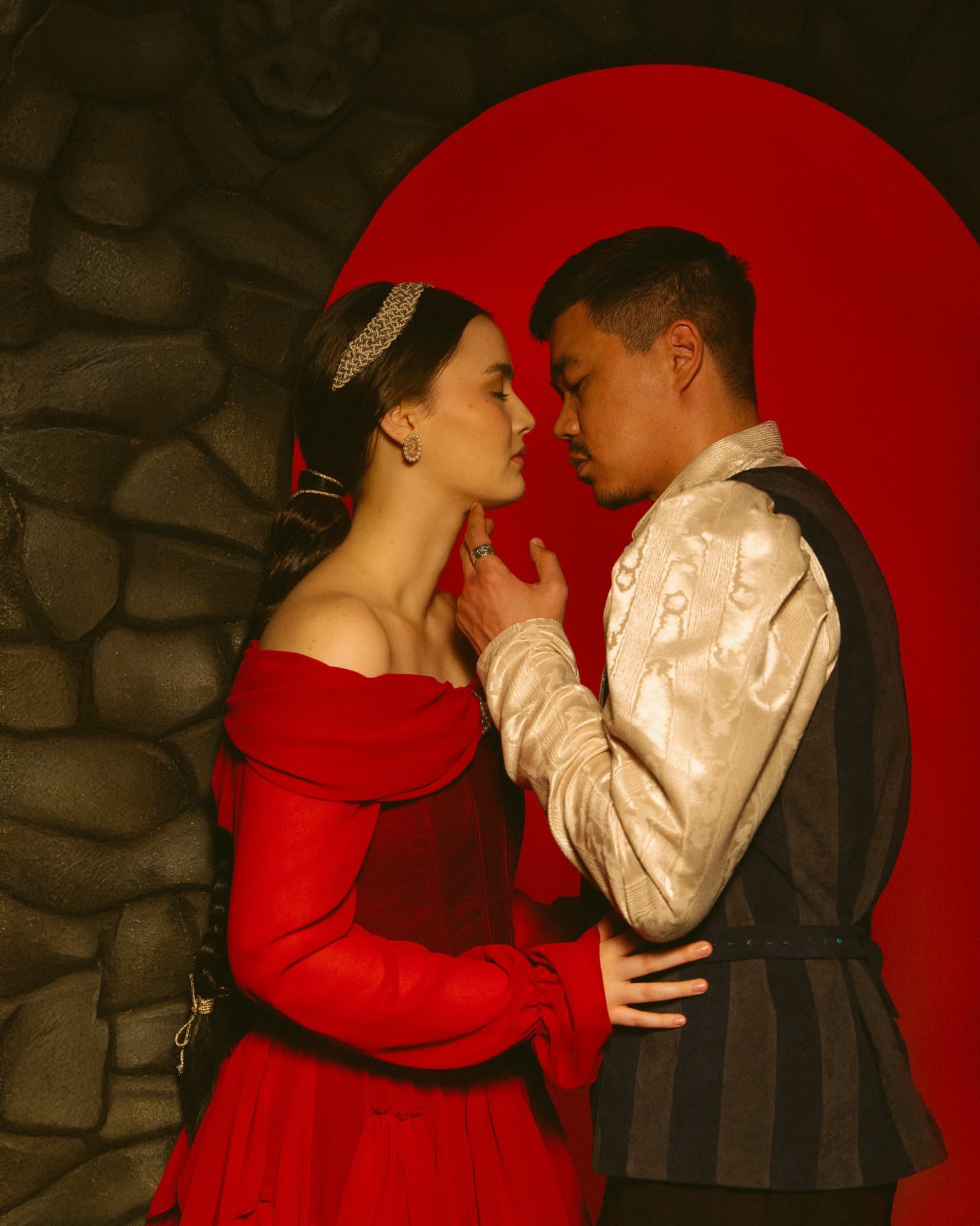 Данияр Алшынов пен Ажар Күнболат «Ромео мен Джульетта» спектаклінің ремейкінде