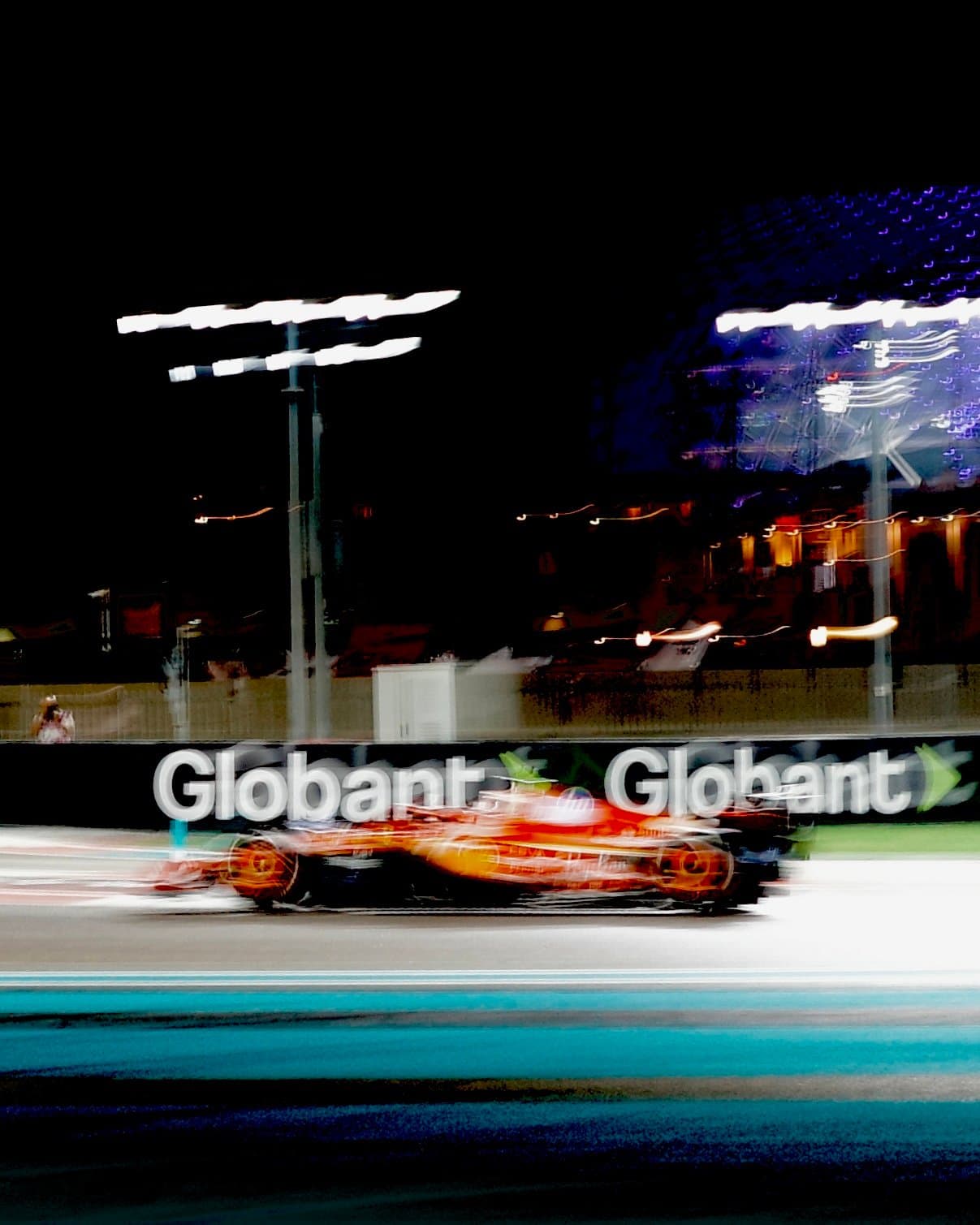 Снялся в фильме F1 с Брэдом Питтом: история маршала «Формулы-1»