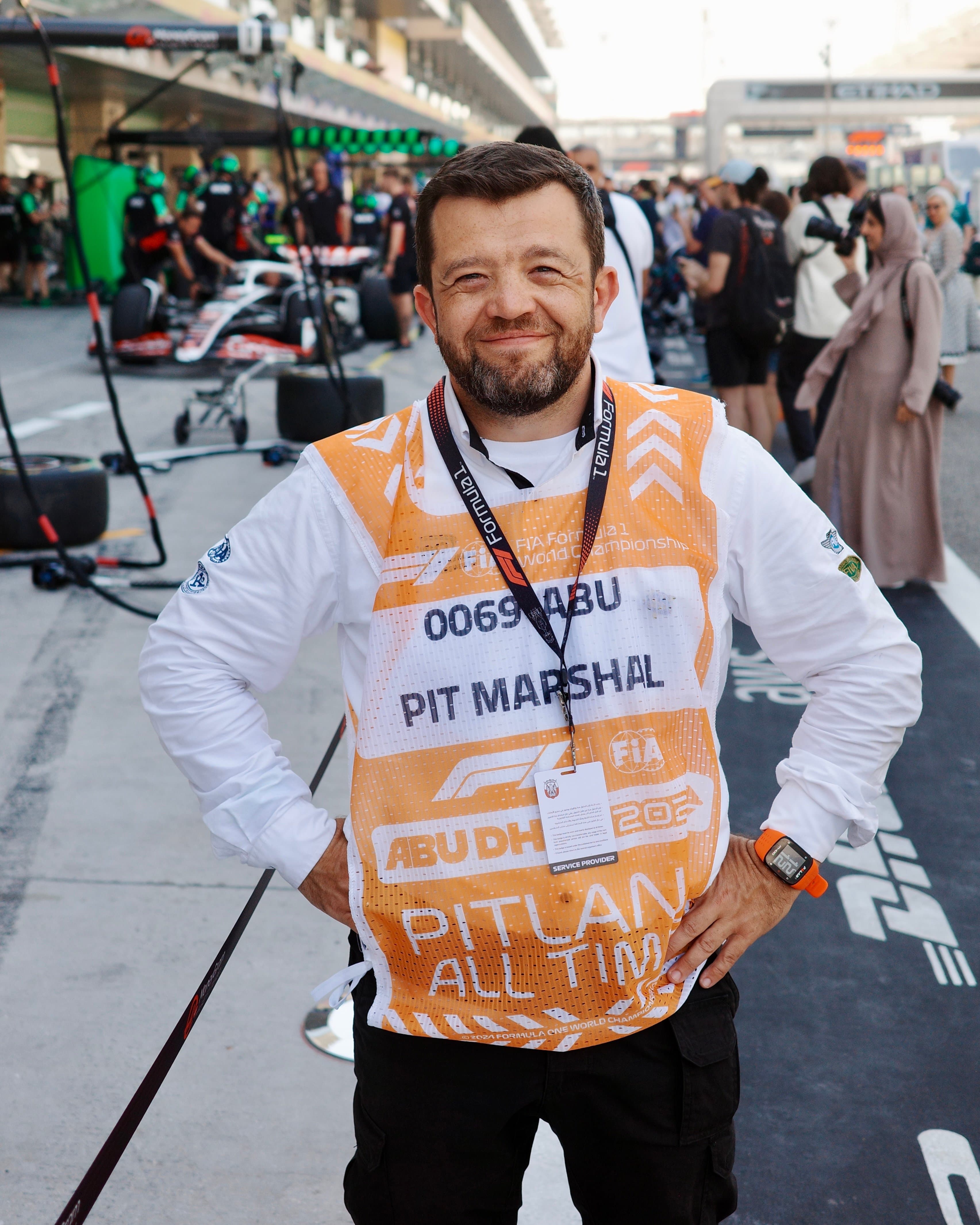 Снялся в фильме F1 с Брэдом Питтом: история маршала «Формулы-1»