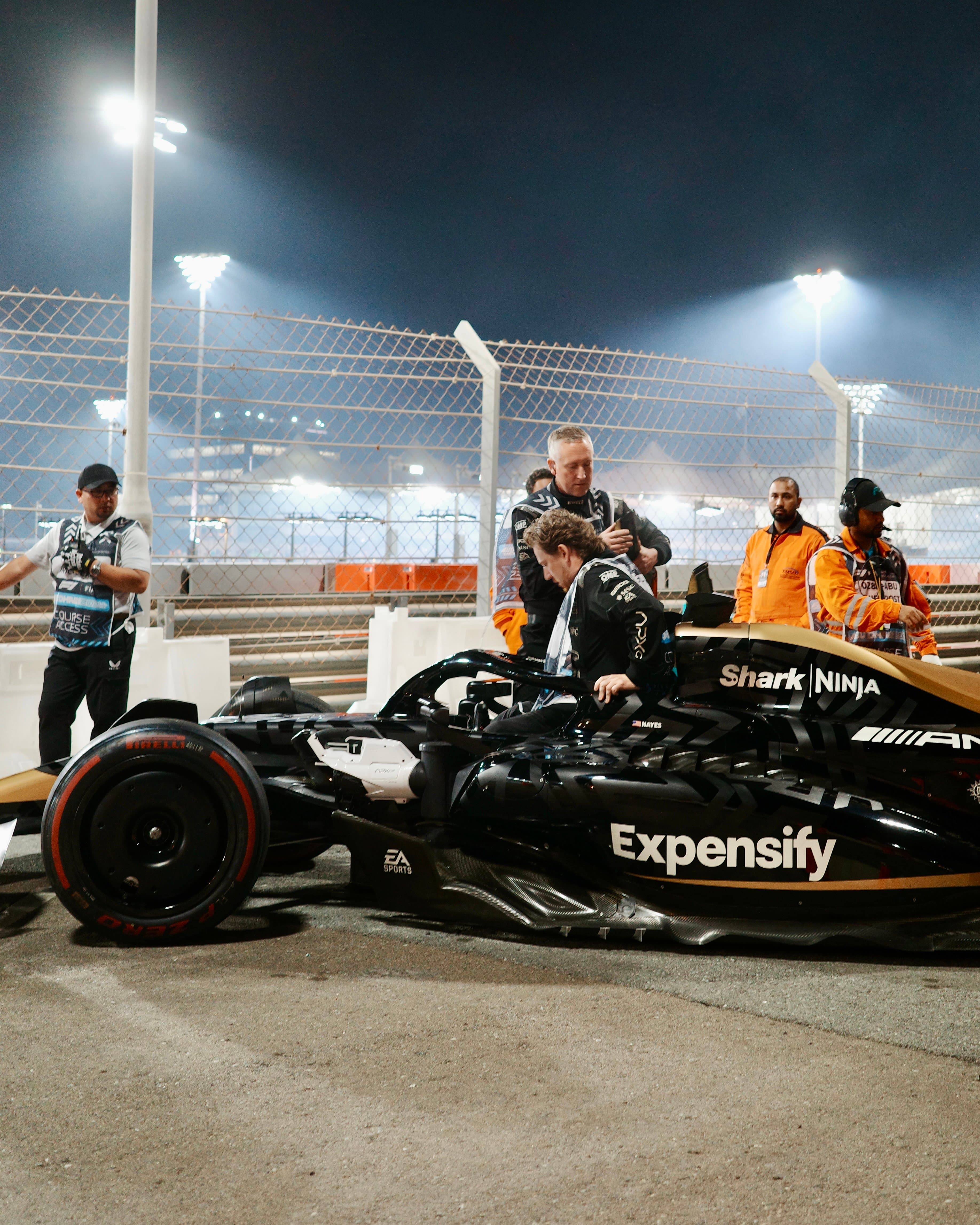 Снялся в фильме F1 с Брэдом Питтом: история маршала «Формулы-1»