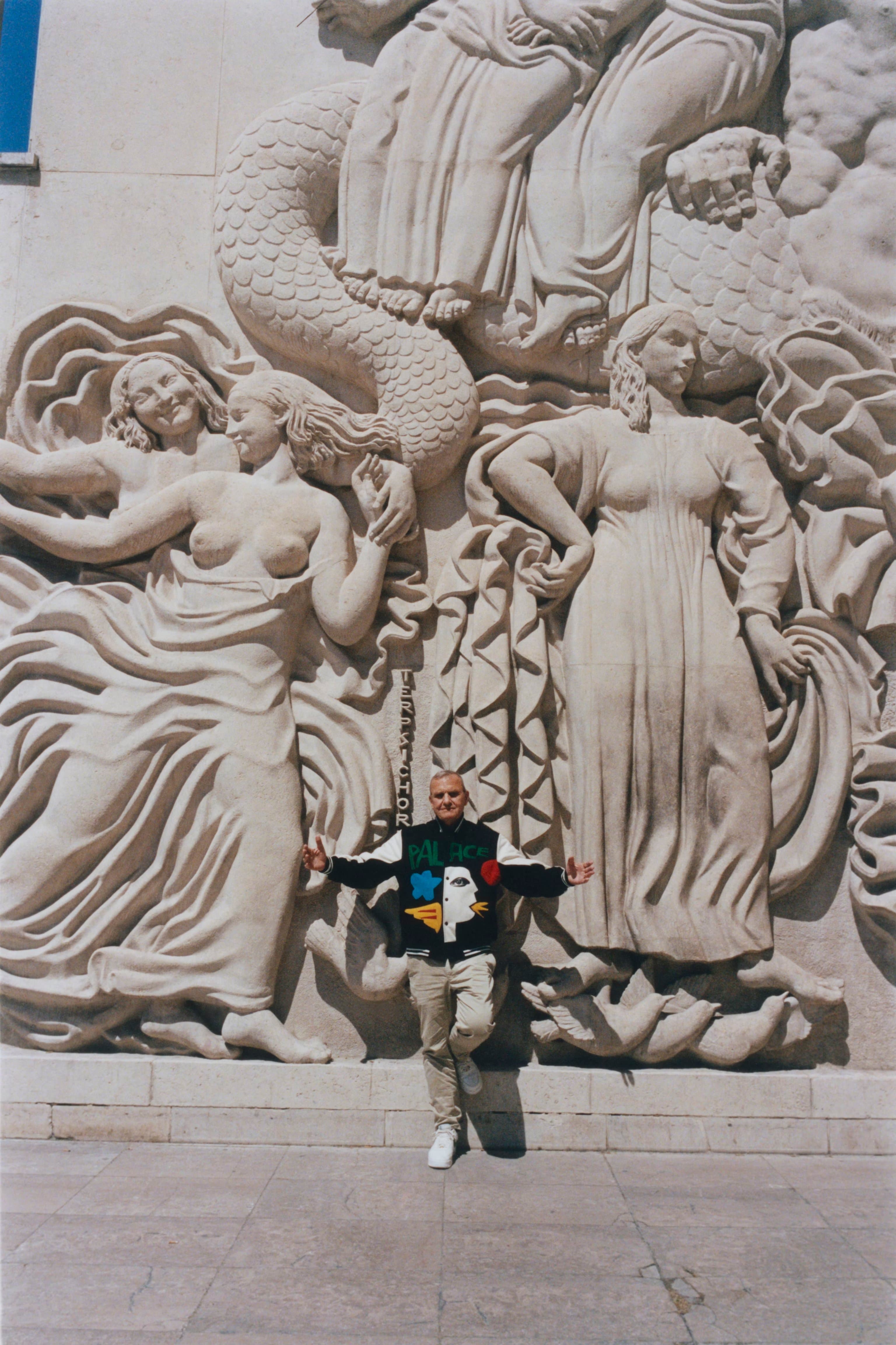 Голуби, глаза и мрамор: Palace и Жан-Шарль де Кастельбажак выпустили арт-коллаб о мире и медиа