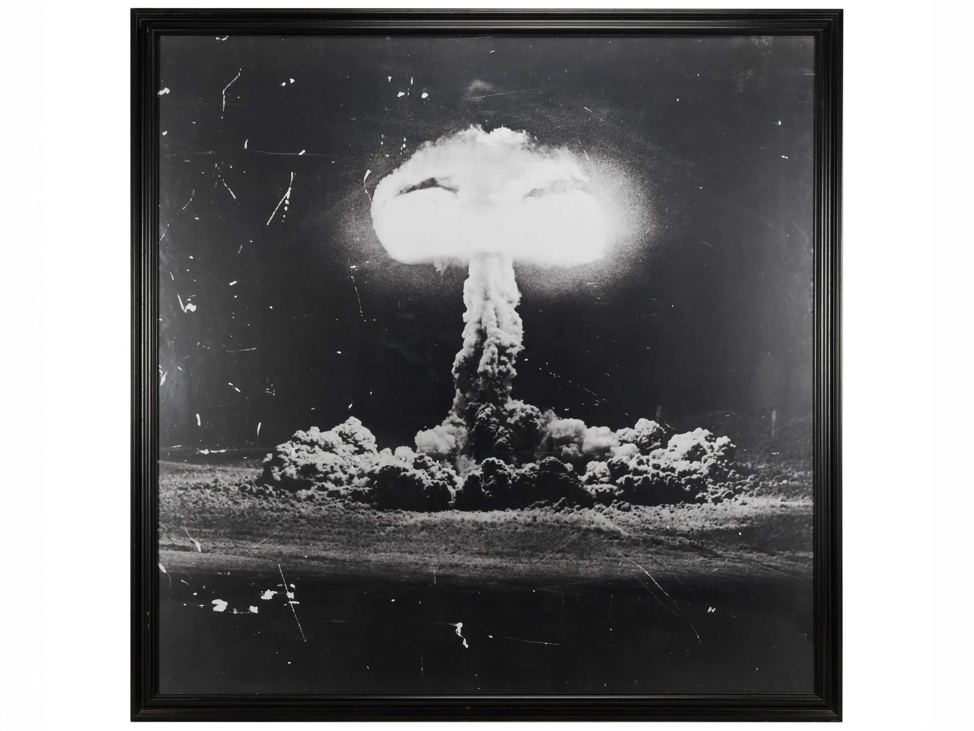 «Твин Пикс: Возвращение» — фотография в рамке с ядерным взрывом из офиса Гордона Коула | Julien*s