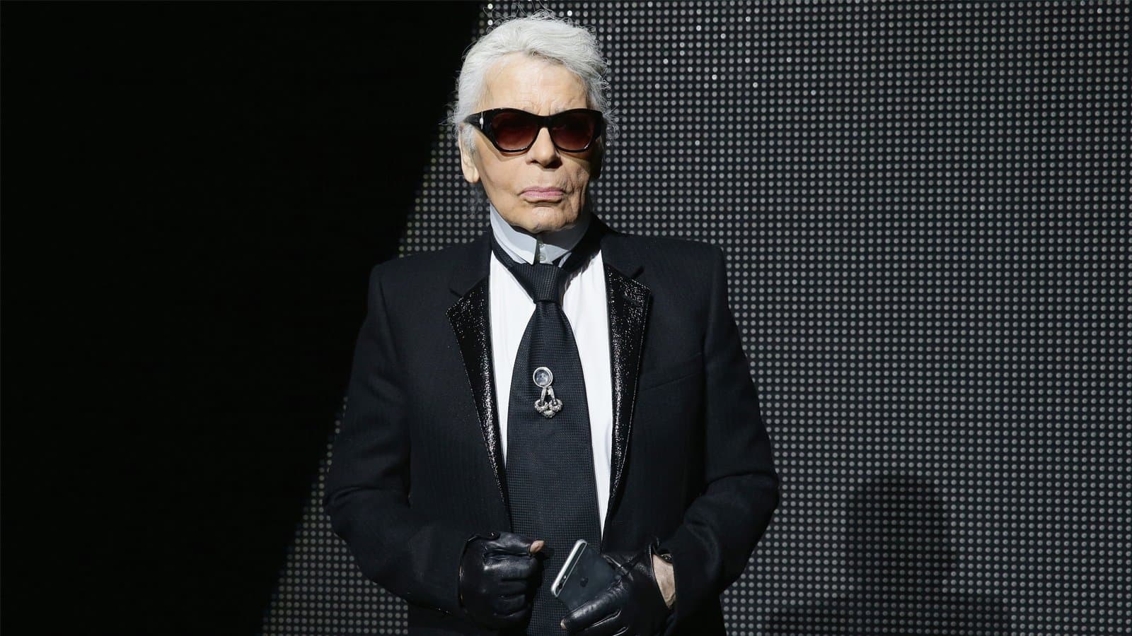 Карл Лагерфельд посещает показ мужской одежды Dior осень-зима 2016/2017 в Париже | Getty Images