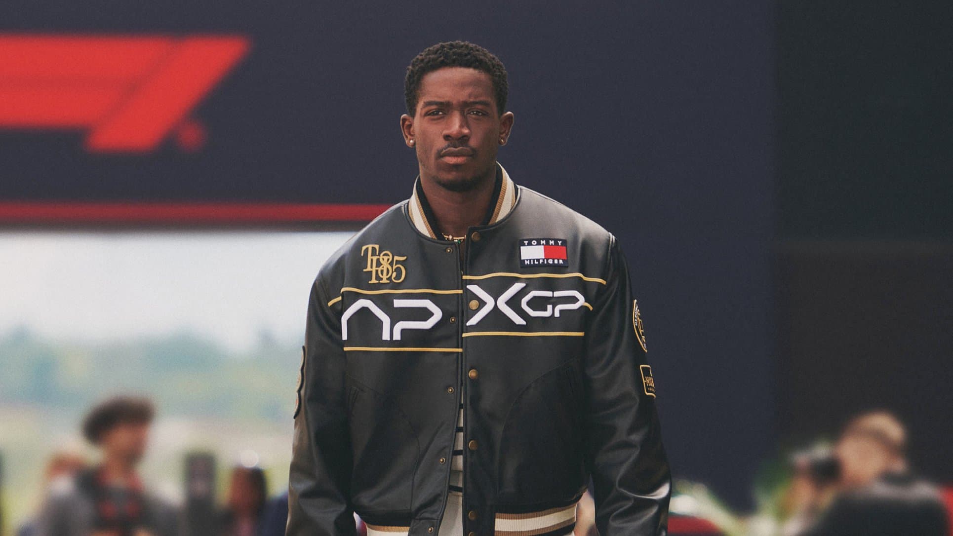 Идрис Демсон в гоночной куртке APXGP | Tommy Hilfiger