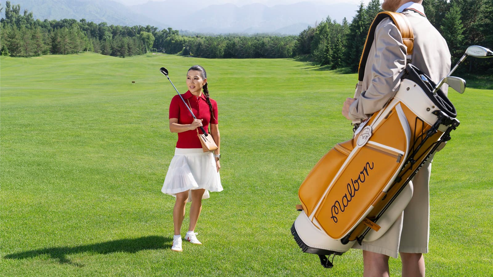 На Салтанат: поло Courreges, юбка Sacai, сумка Loewe, 
кеды Veja (Saks Fifth Avenue Almaty)

На Алексее: ветровка Kiton, поло Gucci, бермуды Pantaloni Torino (Saks Fifth Avenue Almaty), сумка для гольфа Malbon (собственность гольф-курорта  «Жайляу»)