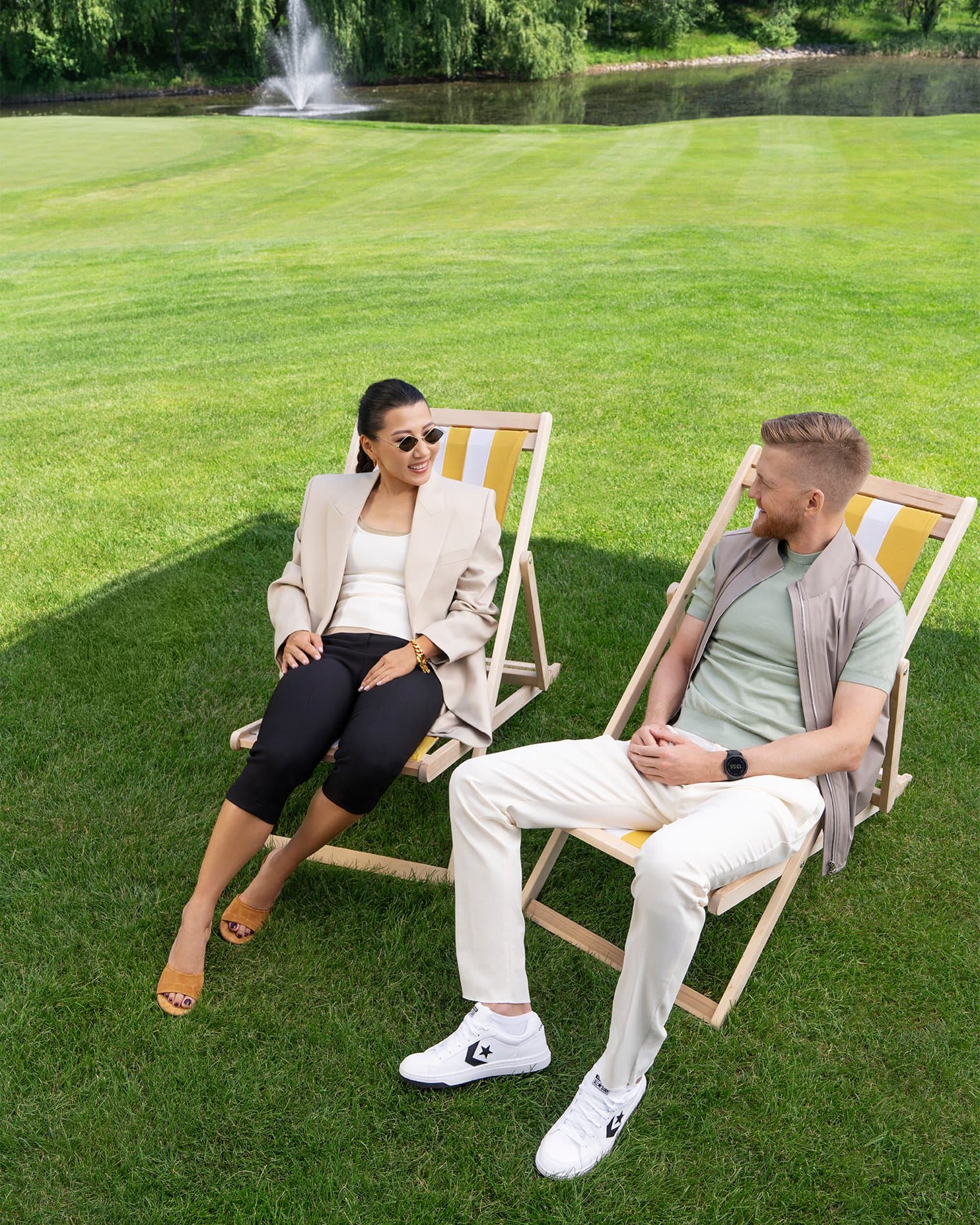 На Салтанат: жакет, браслет, серьги, 
очки Saint Laurent, топы Toteme, капри и мюли 
Jacquemus (Saks Fifth Avenue Almaty)

На Алексее: жилет и брюки Marco Pescarolo, 
футболка Fedeli (Saks Fifth Avenue Almaty)