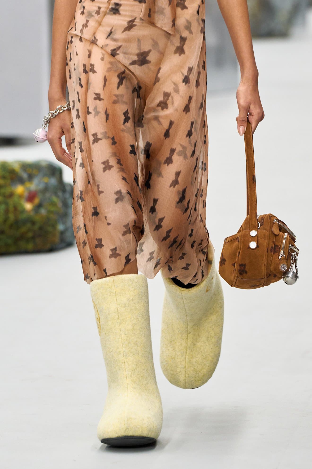 Алып төстартқыш пен кринолиндер: Paris Fashion Week-тің бірінші жартысының қызықтары