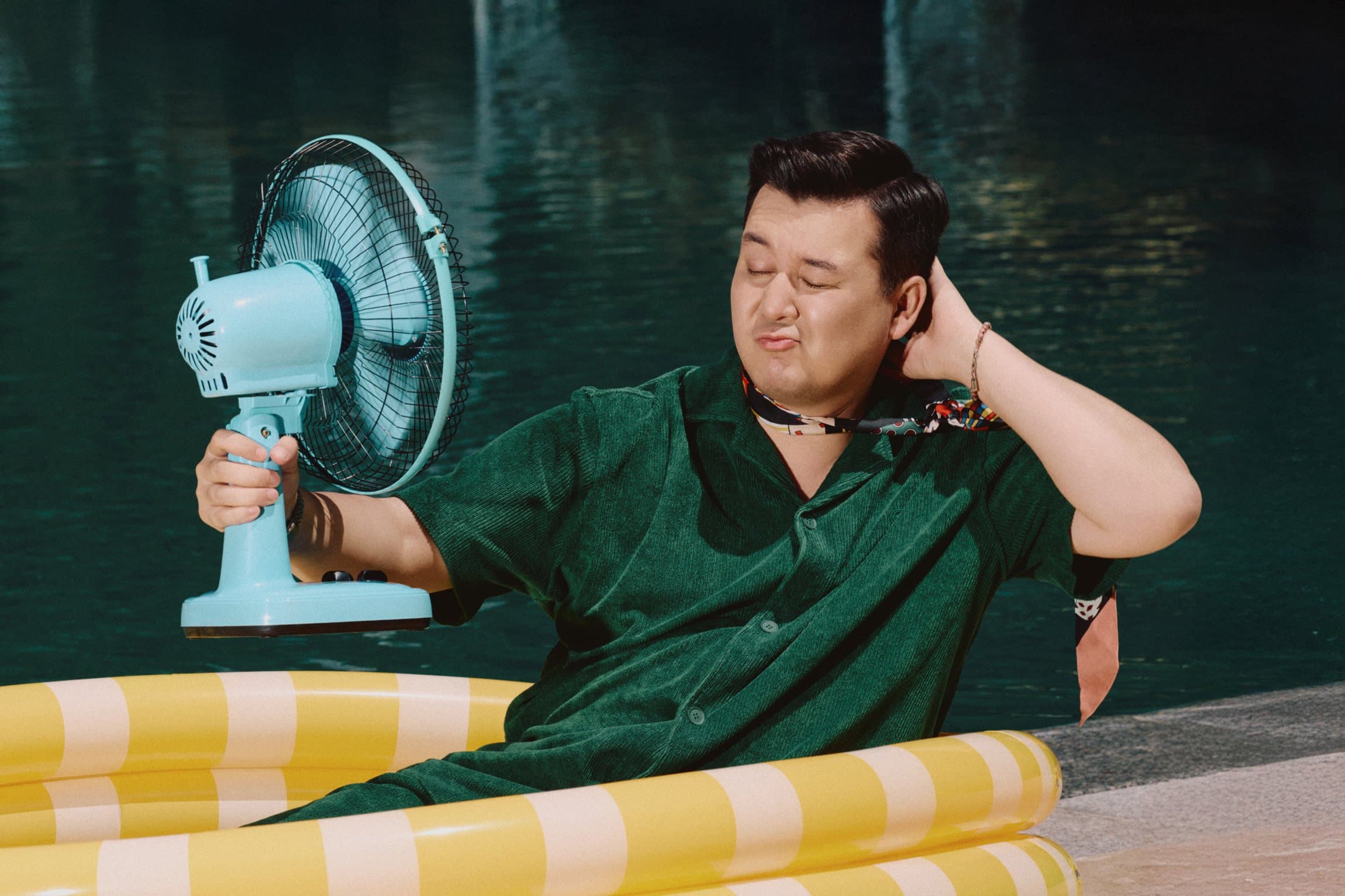 Костюм с шортами: Lacoste
Шелковый твилли: BBSR