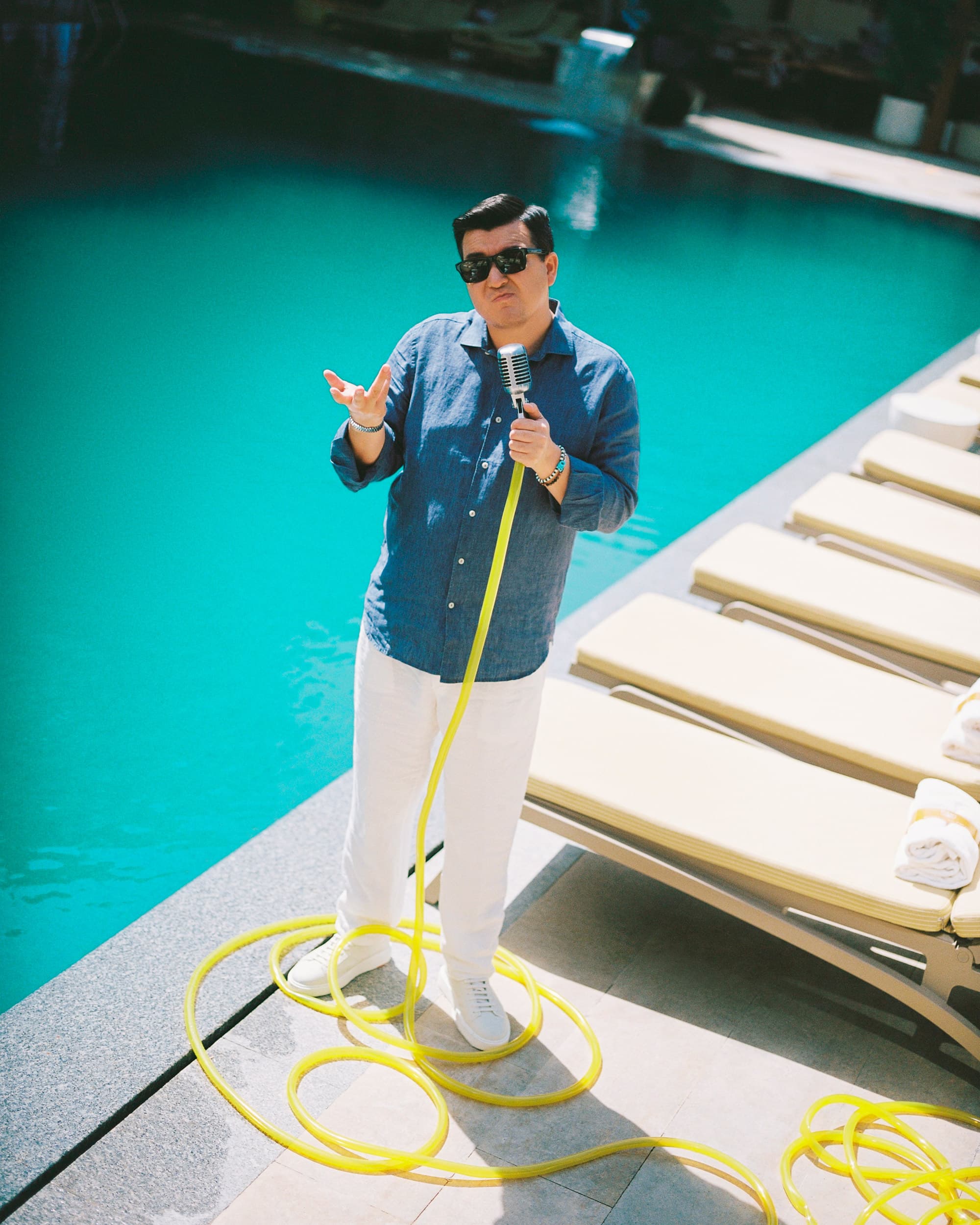 Рубашка и брюки: MV2 Saint Barth
Кожаные кеды: Santoni
Очки: Dior
Браслеты: Moon