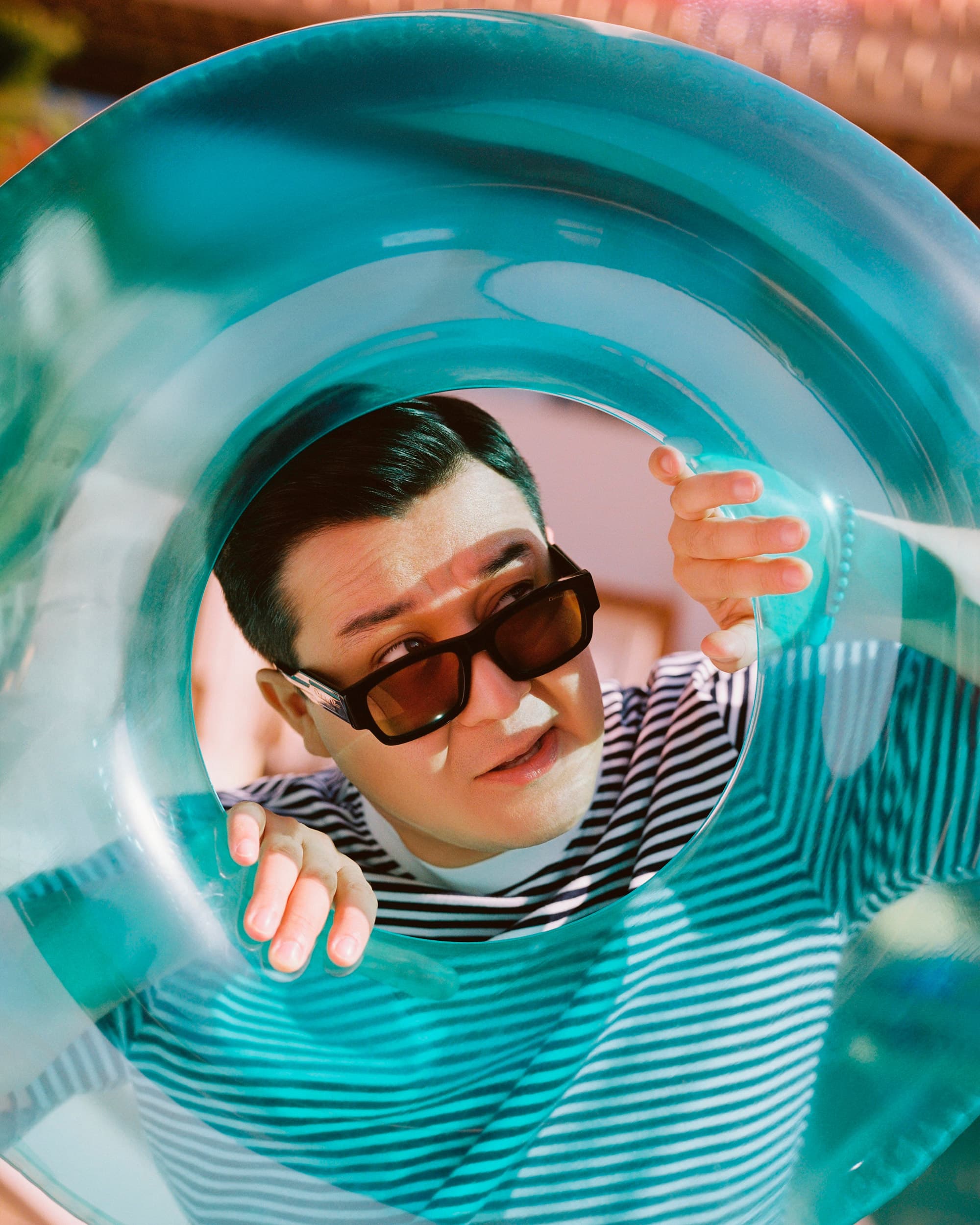 Футболка: Lacoste
Очки: Dior