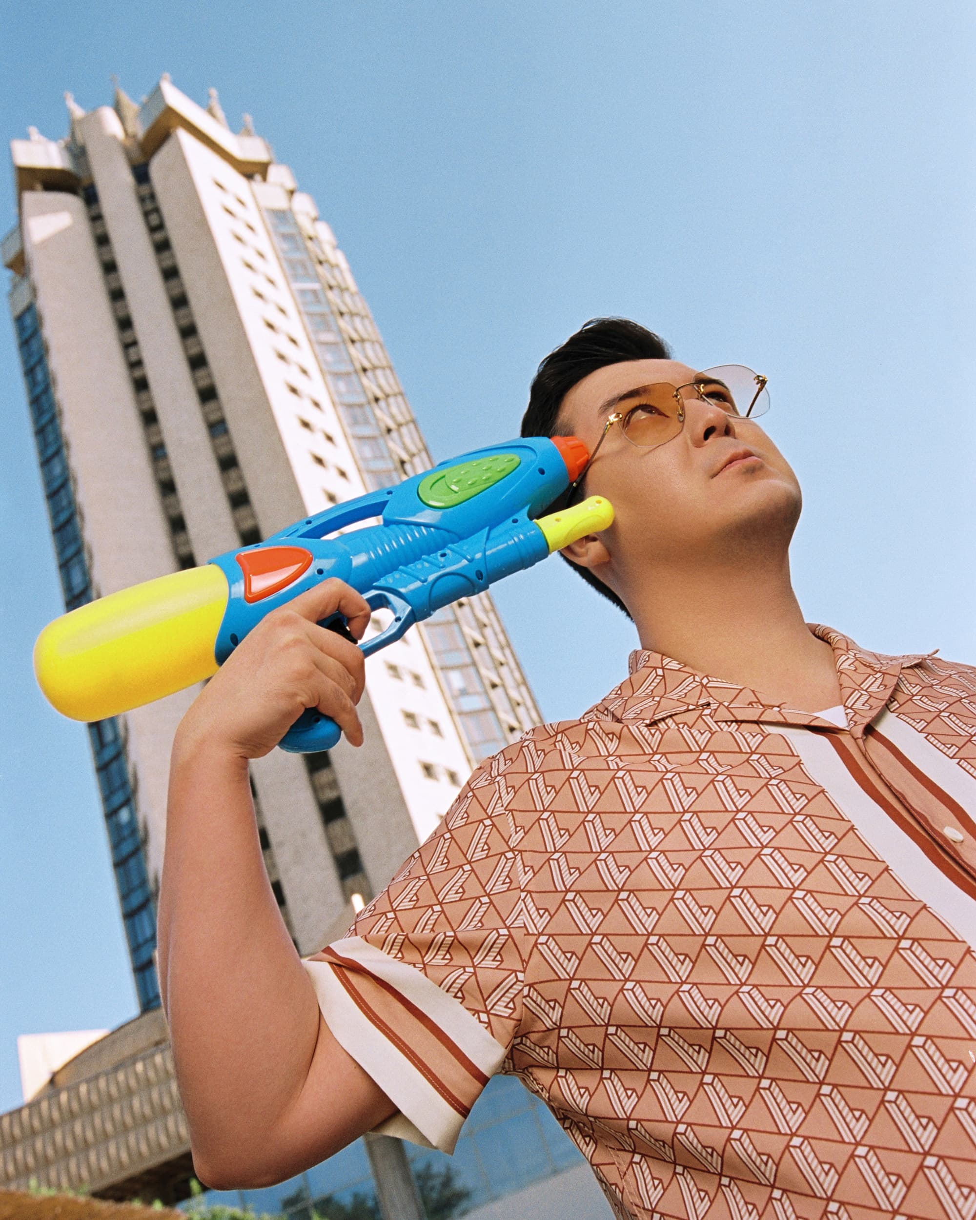 Пижамный костюм: Lacoste
Очки: Fred