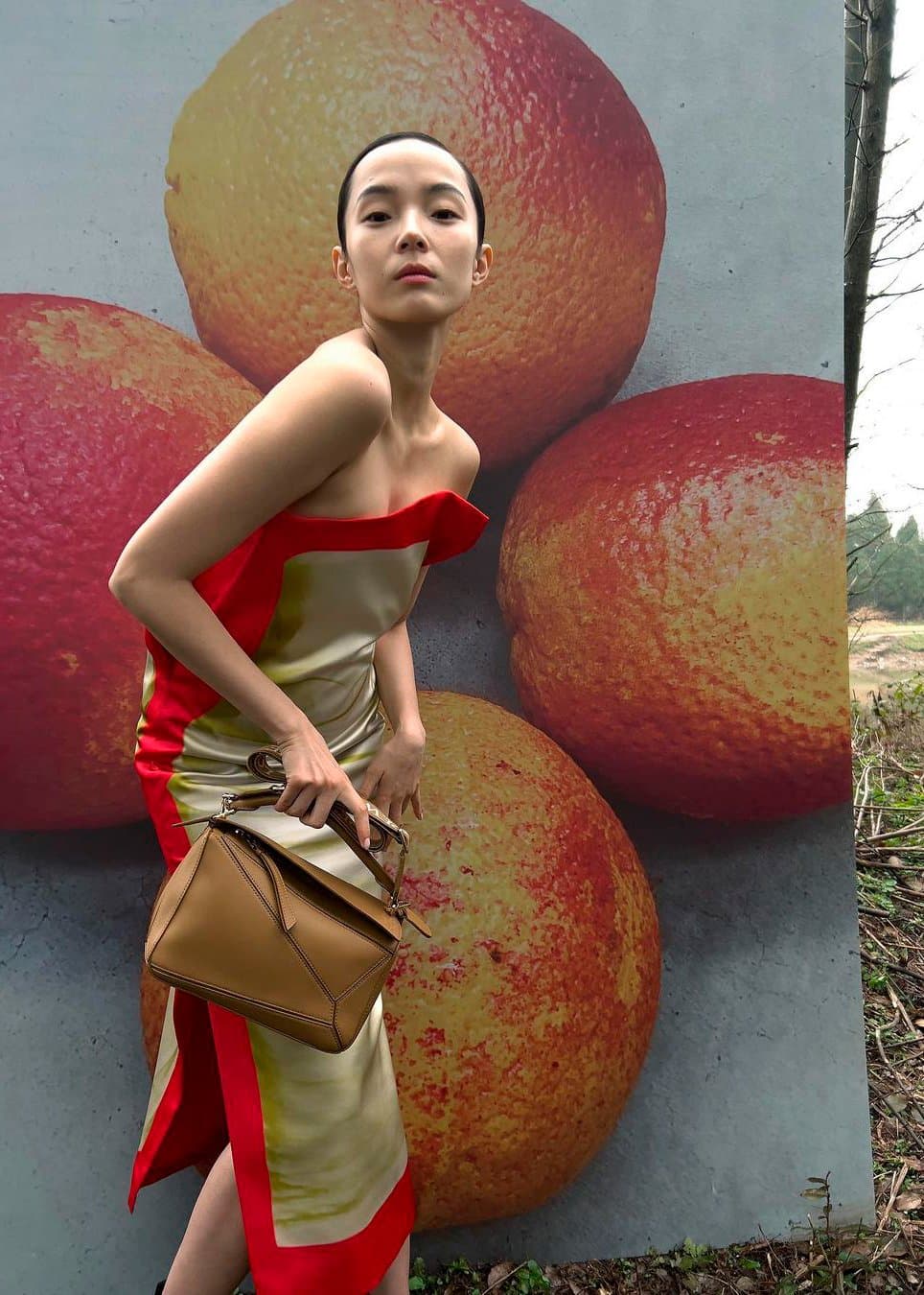 Loewe, Принтпен сәнделген бюстье көйлек | Instagram: @loewe