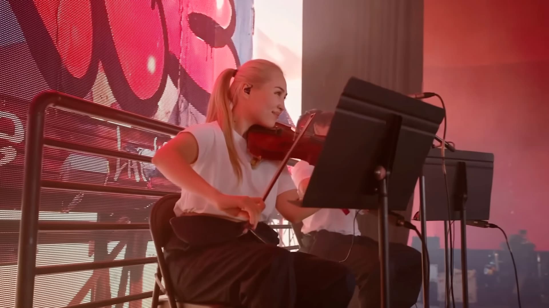 Дана Зұлпыхар | WHATMORE тобының Coachella сахнасындағы қойылымынан кадр | YouTube