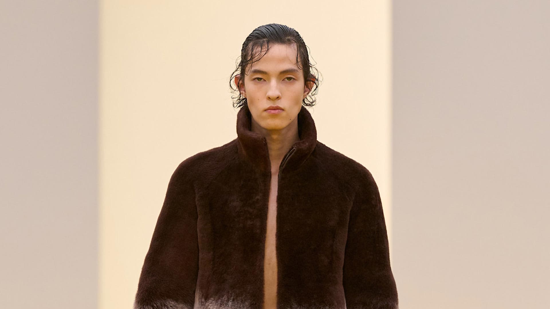 Альжан Джандарбеков | Показ Loewe осень-зима 2026 | Spotlight