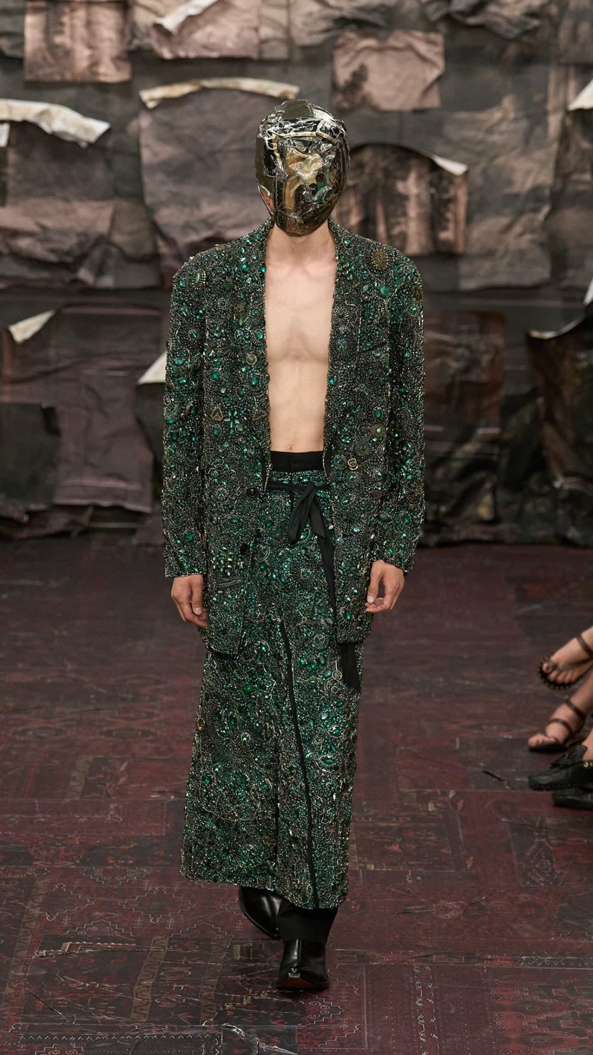Распад и разложение: дебютная коллекция Гленна Мартенса для Maison Margiela