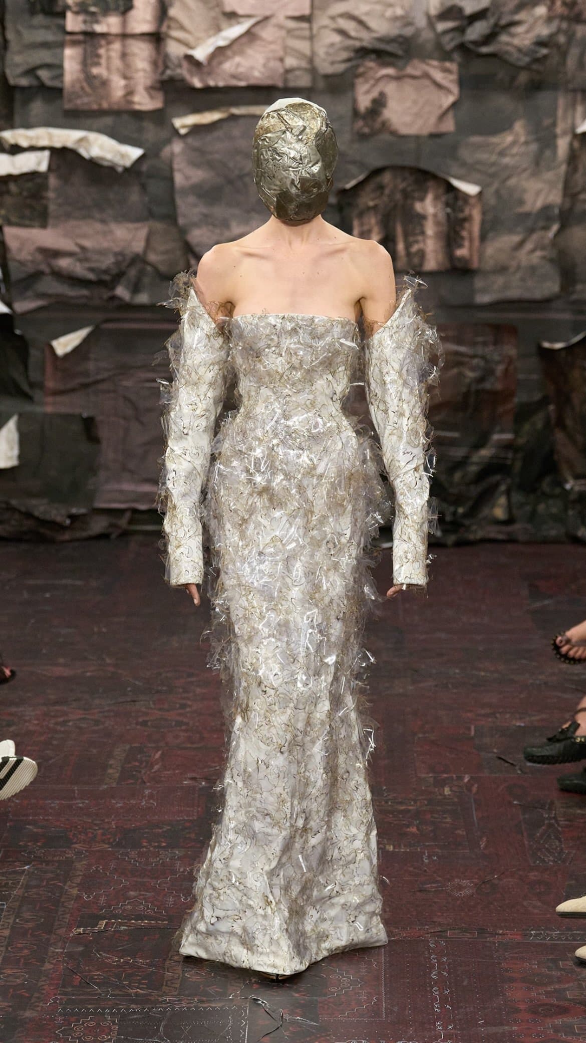 Распад и разложение: дебютная коллекция Гленна Мартенса для Maison Margiela