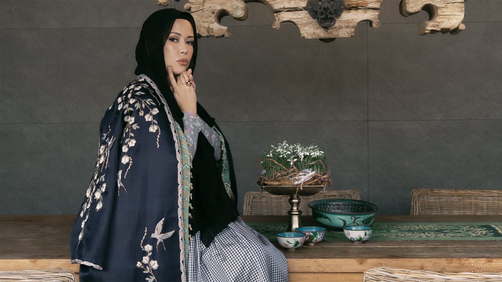 Көйлек пен кардиган – Luisa Beccaria. Шапан, шарф, сақина – Dildora Kasimova. Мюли – Loro Piana.