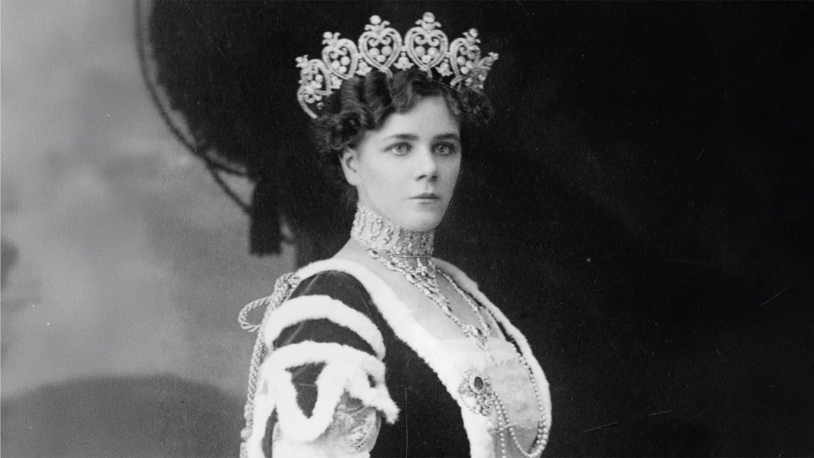 1912 жилы Cartier тиарасын басына таққан Хелена Кейт-Фалконер, Кинтор графиня (қыз кезінде Хелена Монтегю, Манчестер герцогинясы) | Wikicommons