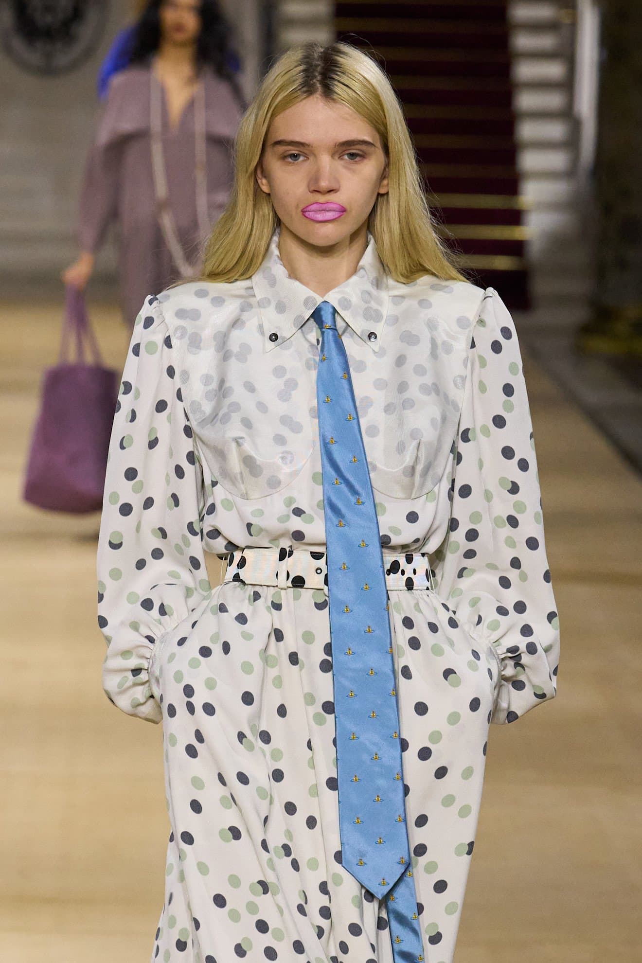 Қызыл дәретхана және подиумға шыққан көгершін: Paris Fashion Week-тің екінші бөліміндегі қызықтар