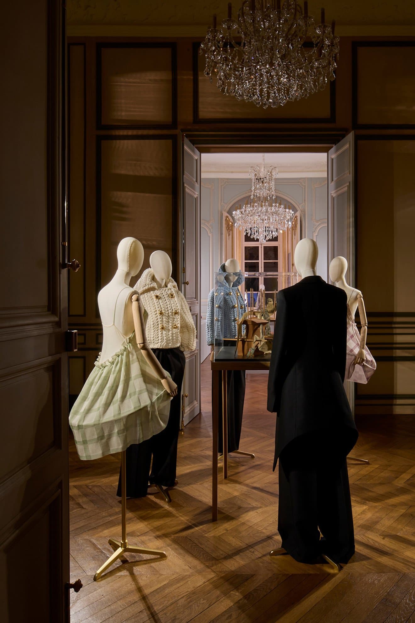 Қызыл дәретхана және подиумға шыққан көгершін: Paris Fashion Week-тің екінші бөліміндегі қызықтар