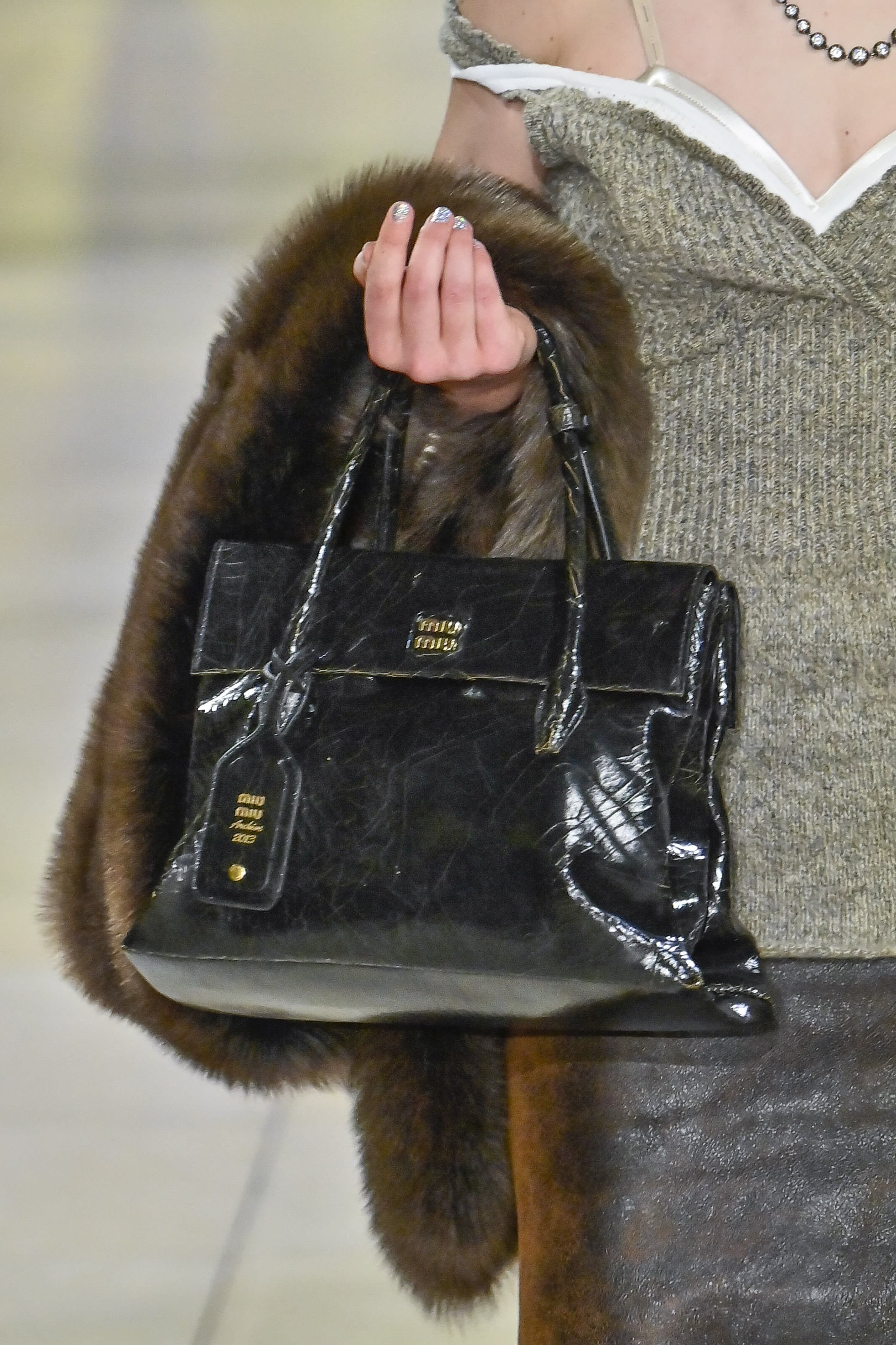 Қызыл дәретхана және подиумға шыққан көгершін: Paris Fashion Week-тің екінші бөліміндегі қызықтар