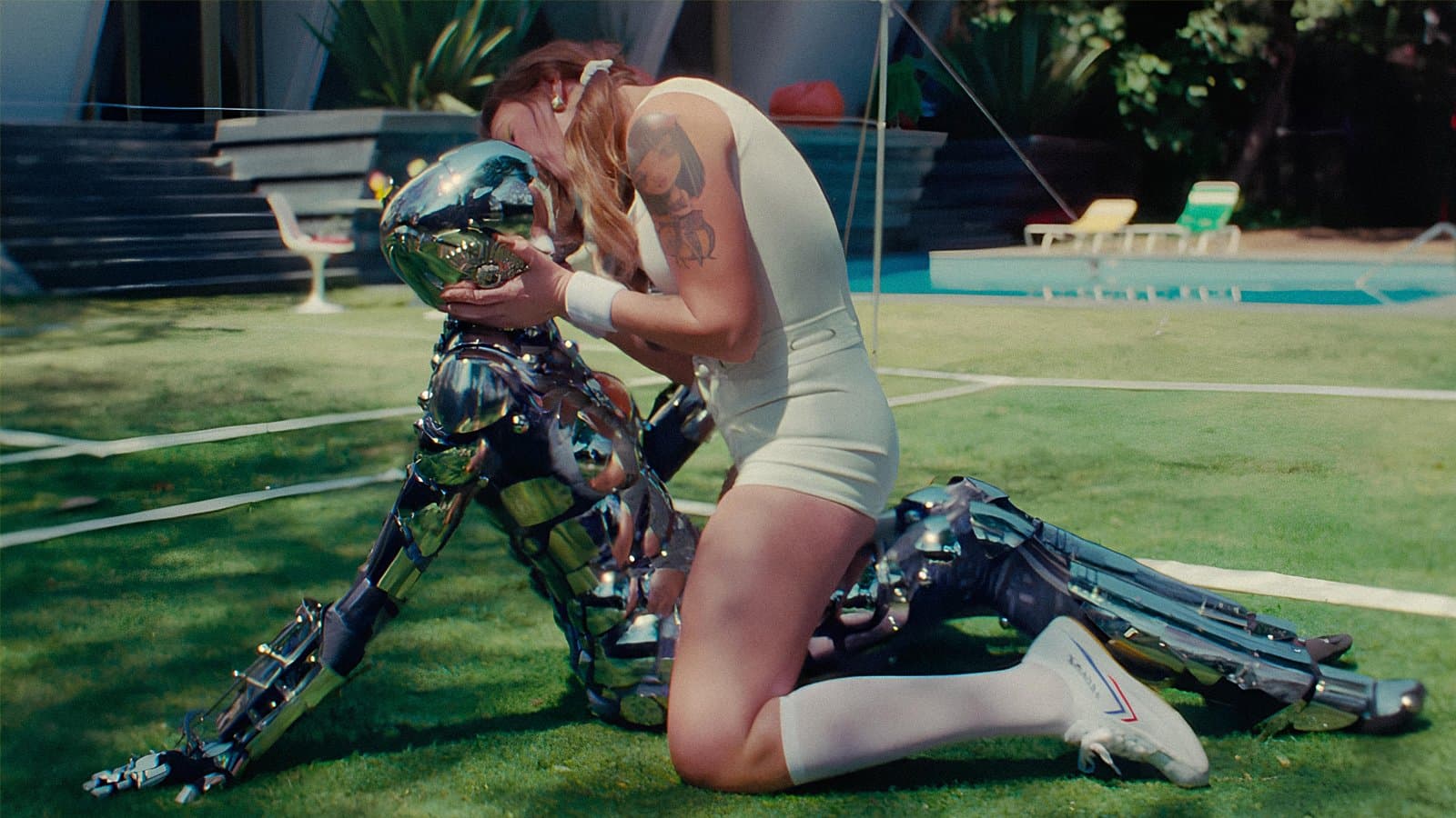Tove Lo – No One Dies From Love клипінен кадр