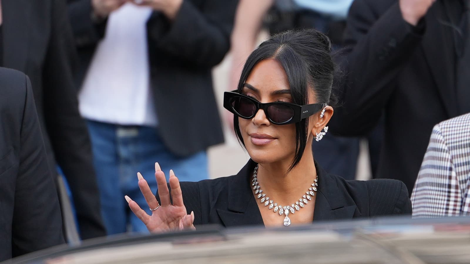 Ким Кардашьян сот залынан шығып бара жатқан сәт | Getty Images