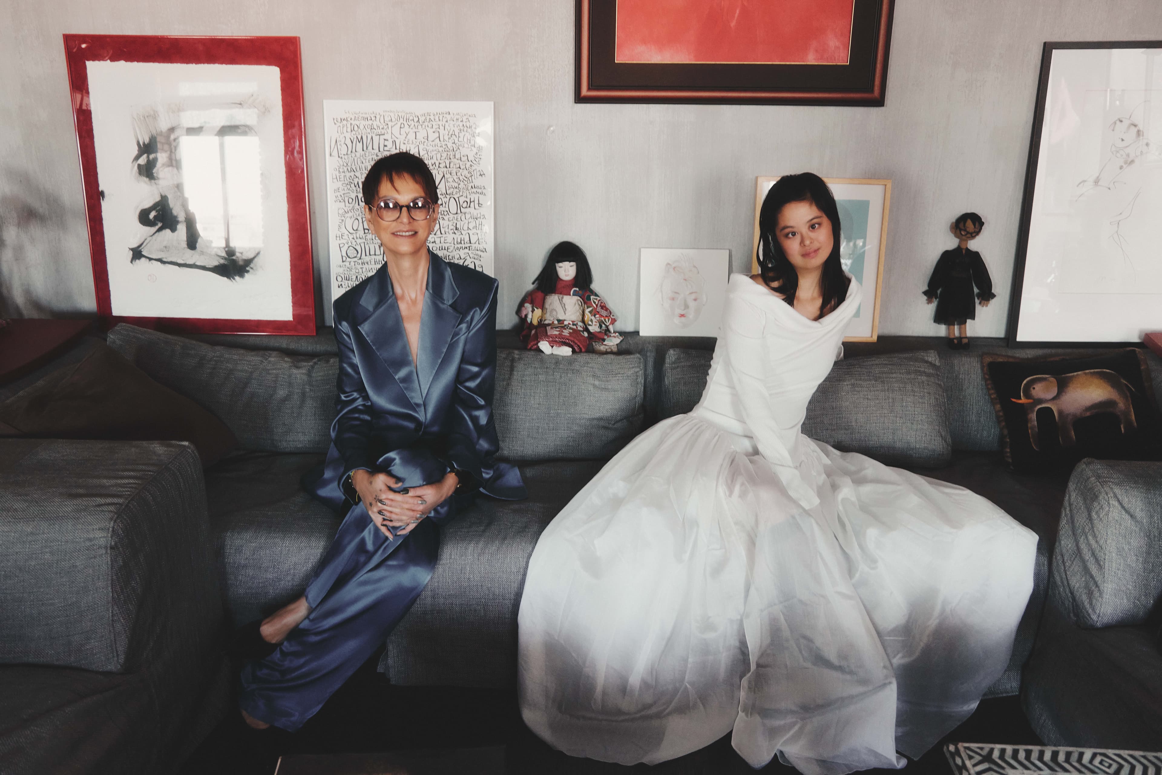 На Ирине: блейзер и брюки Materiel
Мюли Principe di Bologna
На Маше: платье Muus