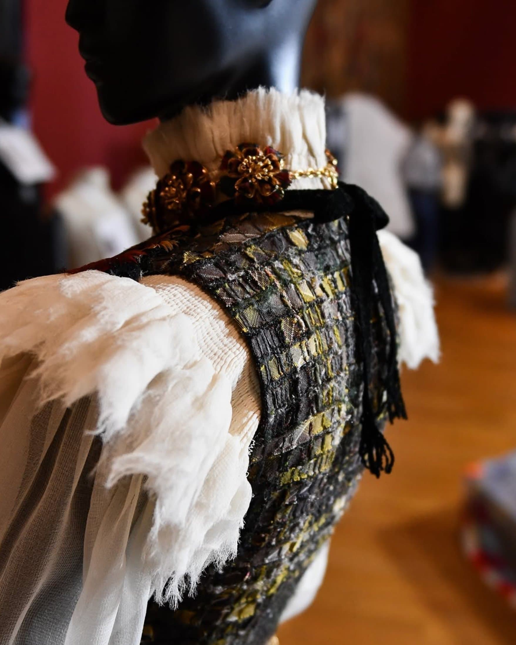 Первая модная выставка в Лувре