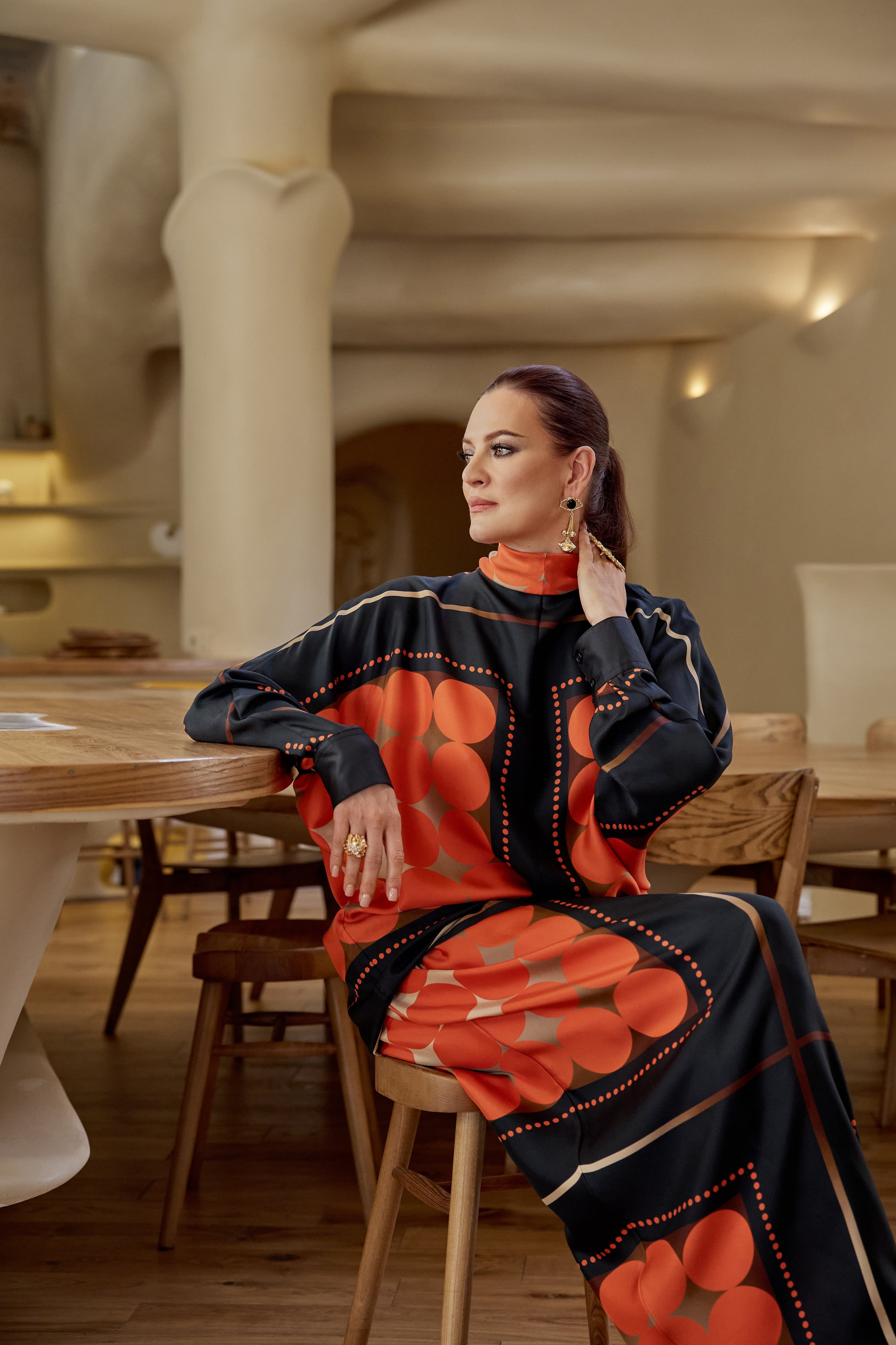 Блуза и юбка Khaite
Сандали The Row
Украшения Schiaparelli