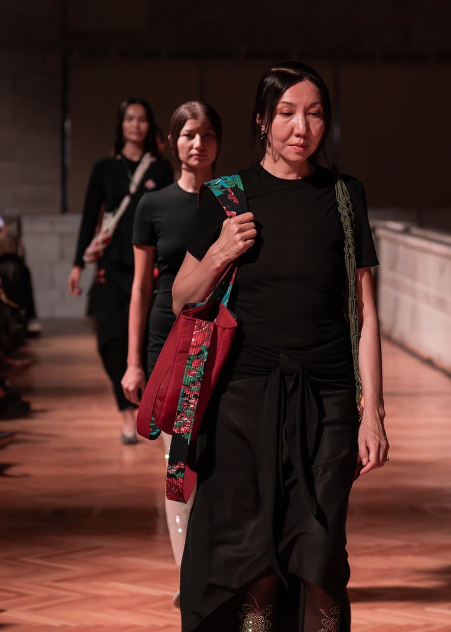 Богатый дастархан на J.KIM: как прошел показ коллекции весна-лето 2026 Quroq