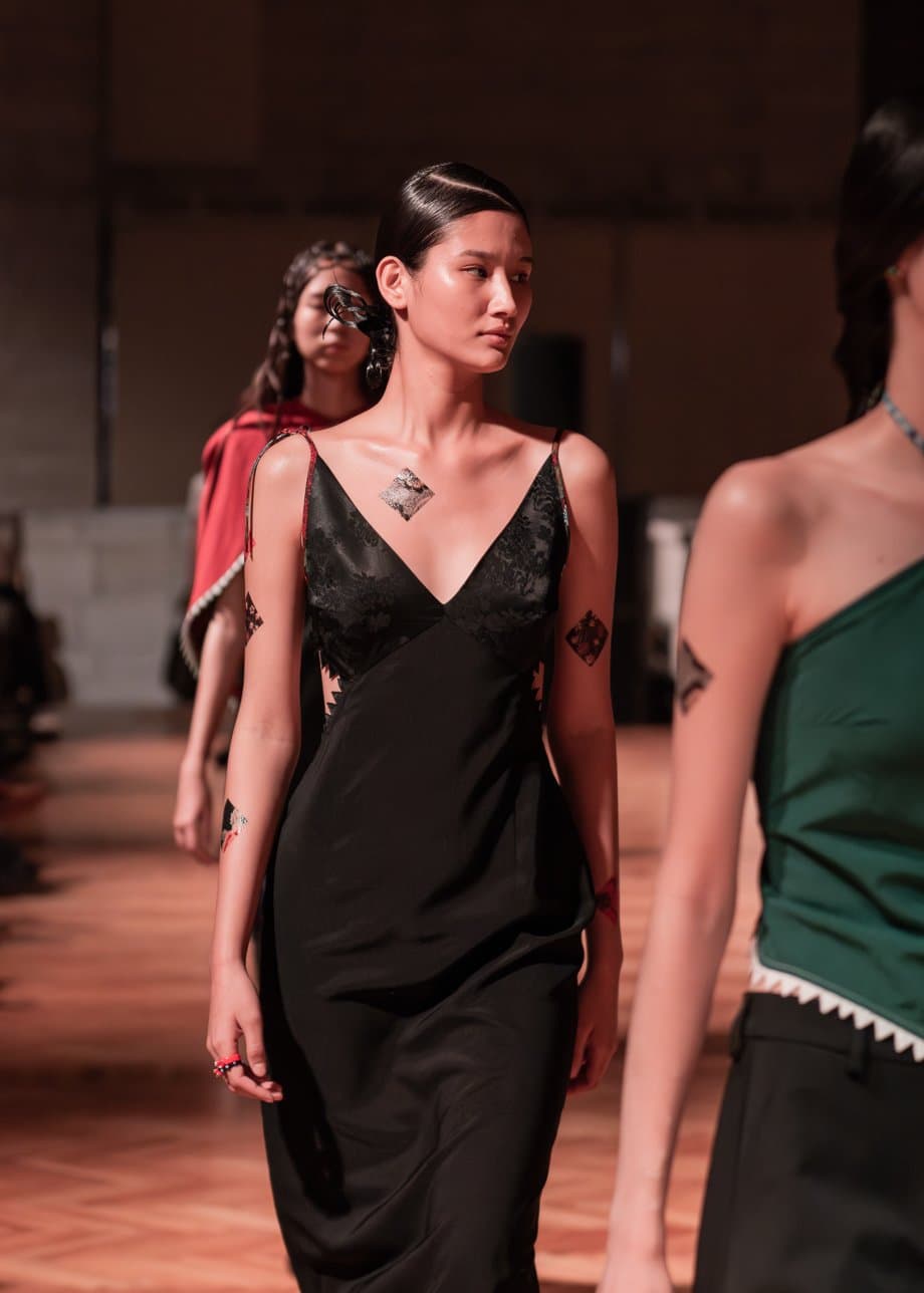 Богатый дастархан на J.KIM: как прошел показ коллекции весна-лето 2026 Quroq