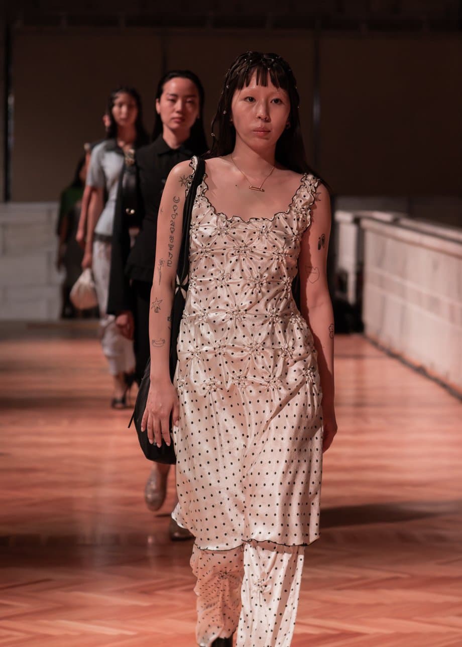 Богатый дастархан на J.KIM: как прошел показ коллекции весна-лето 2026 Quroq