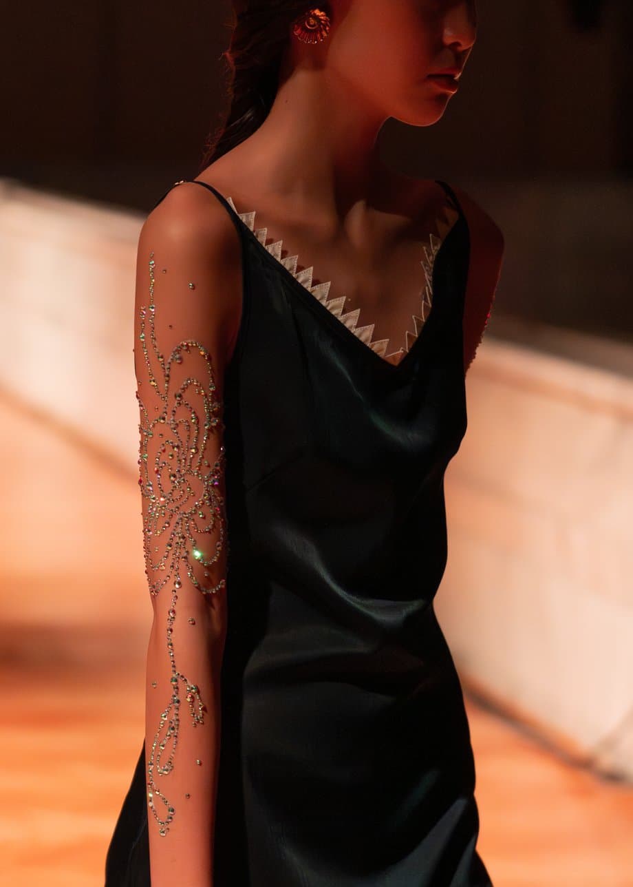 Богатый дастархан на J.KIM: как прошел показ коллекции весна-лето 2026 Quroq