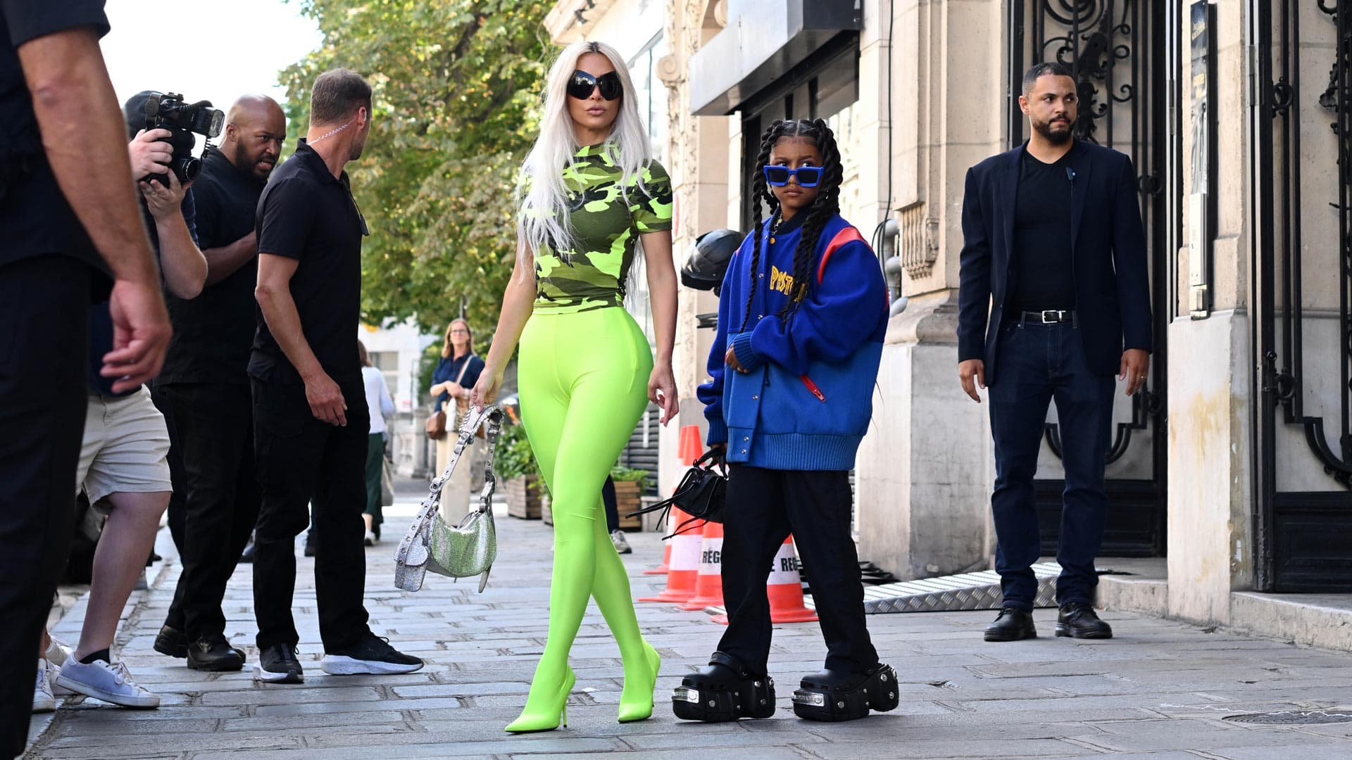 Ким Кардашьян и Норт Уэст запечатлены 5 июля 2022 года в Париже, Франция | Getty Images