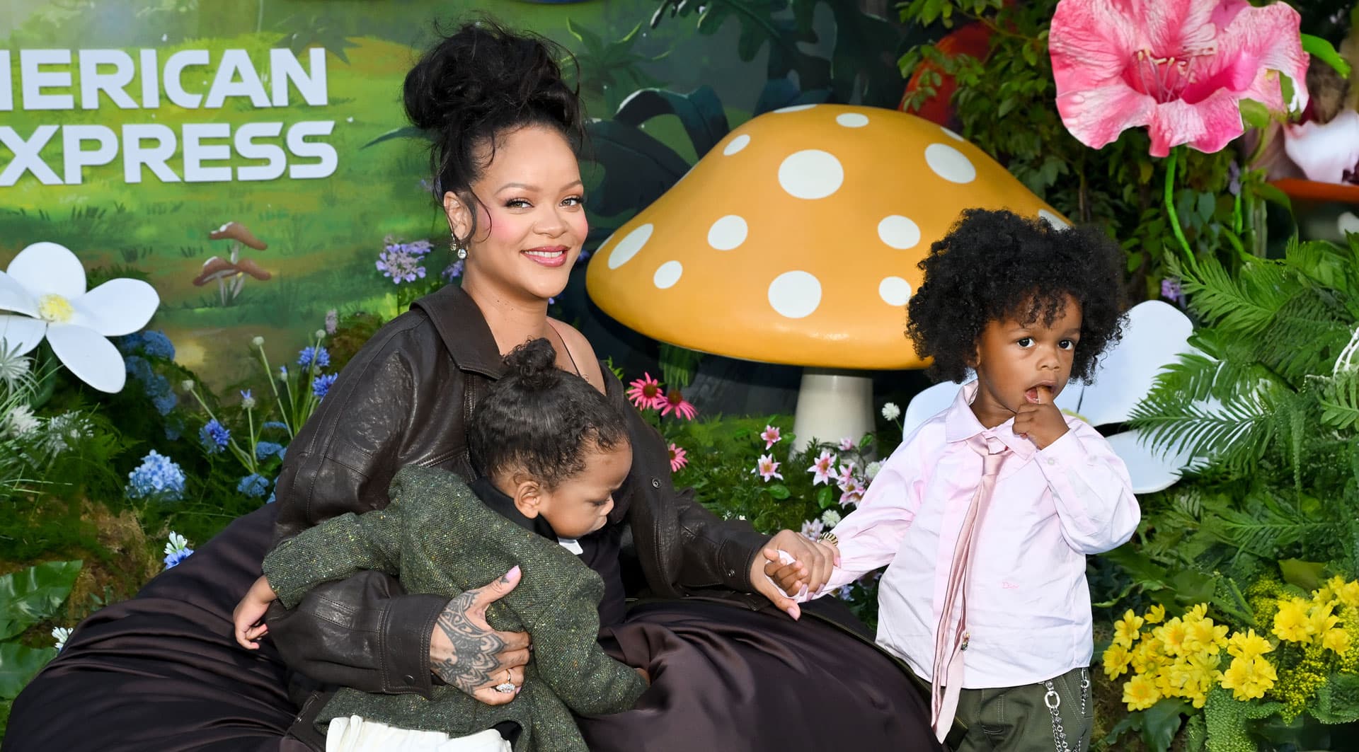 Рианна, Риза Ательстон Майерс және Райот Роуз Майерс | Getty Images