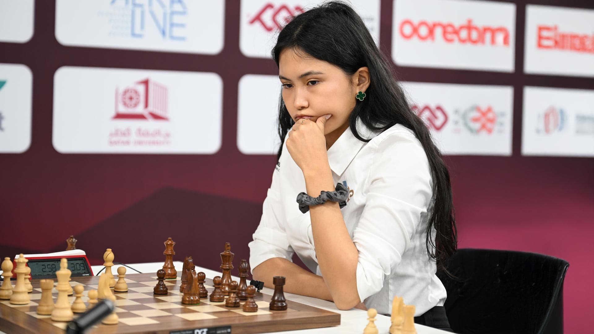 Бибисара Асаубаева из Казахстана соревнуется с Валентиной Гуниной (на фото отсутствует) из России в открытом финале блица чемпионата мира по быстрым шахматам и блицу ФИДЕ 2025 года в спортивно-развлекательном комплексе Катарского университета | Getty Images