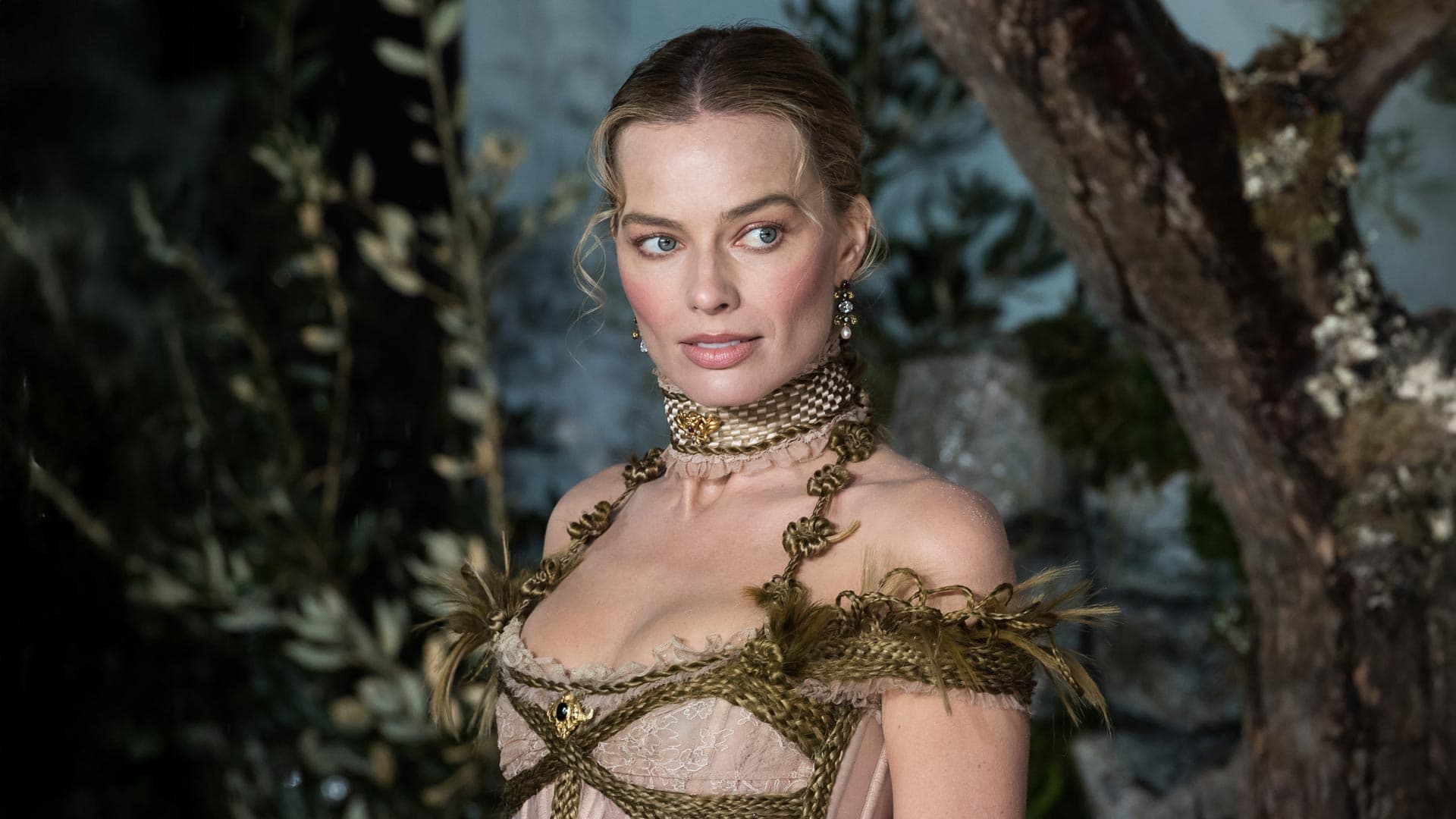 Марго Робби посетила британскую премьеру фильма «Грозовой перевал» в кинотеатре Odeon Luxe Leicester Square  в Лондоне, Англия | Getty Images 