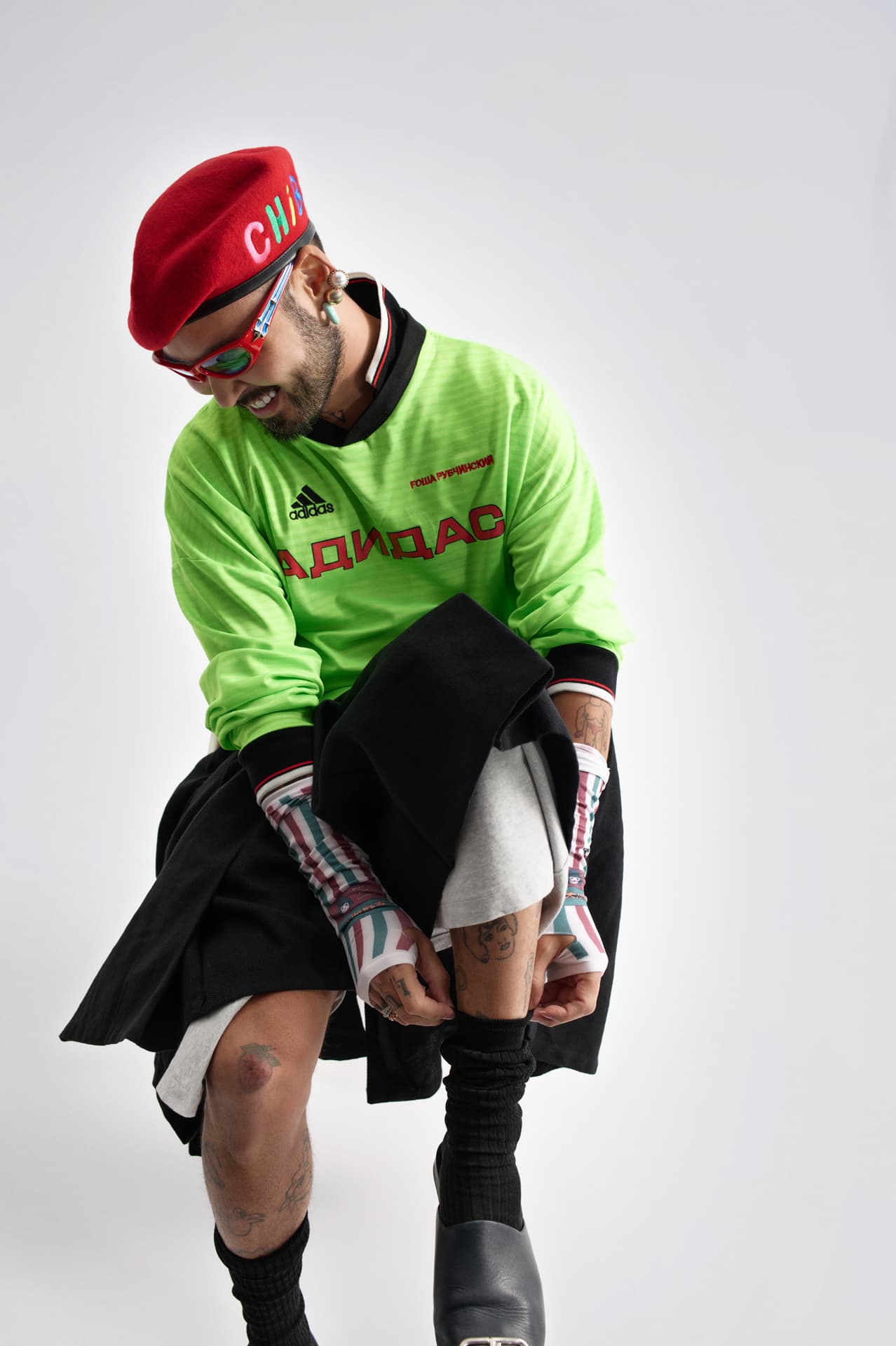 Лонгслив Gosha Rubchinskiy; черная юбка Zara x Steven Meisel; серая юбка Yat Pit; очки Gentle Monster; берет Masonprince; мюли Balenciaga; перчатки AliExpress | Фотограф: Мария Slozhnomarya