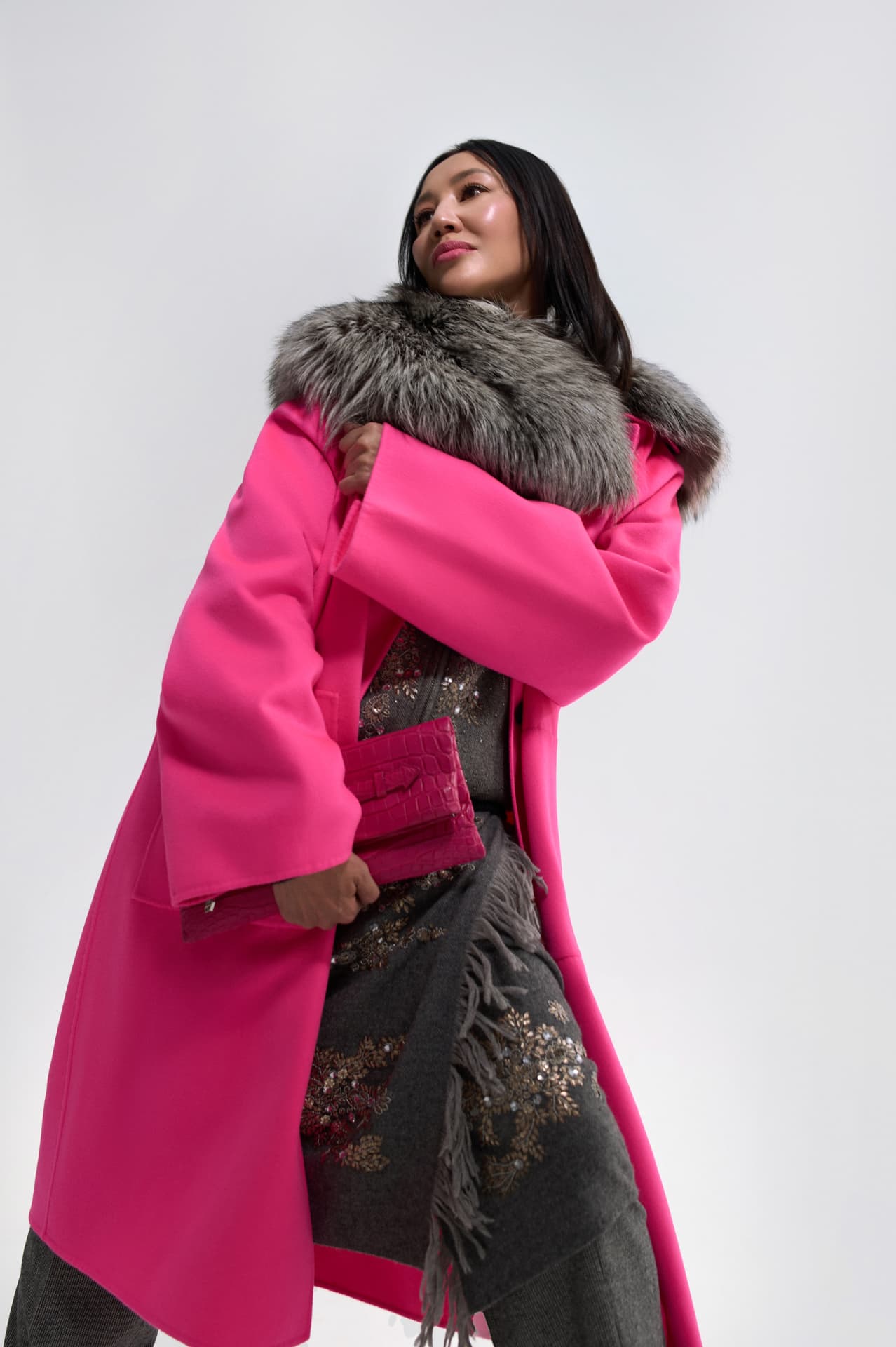 Пальто Loewe; меховой воротник Prada; бомбер и накидка, надетая как юбка Dries Van Noten; клатч Ethan K | Фотограф: Мария Slozhnomarya