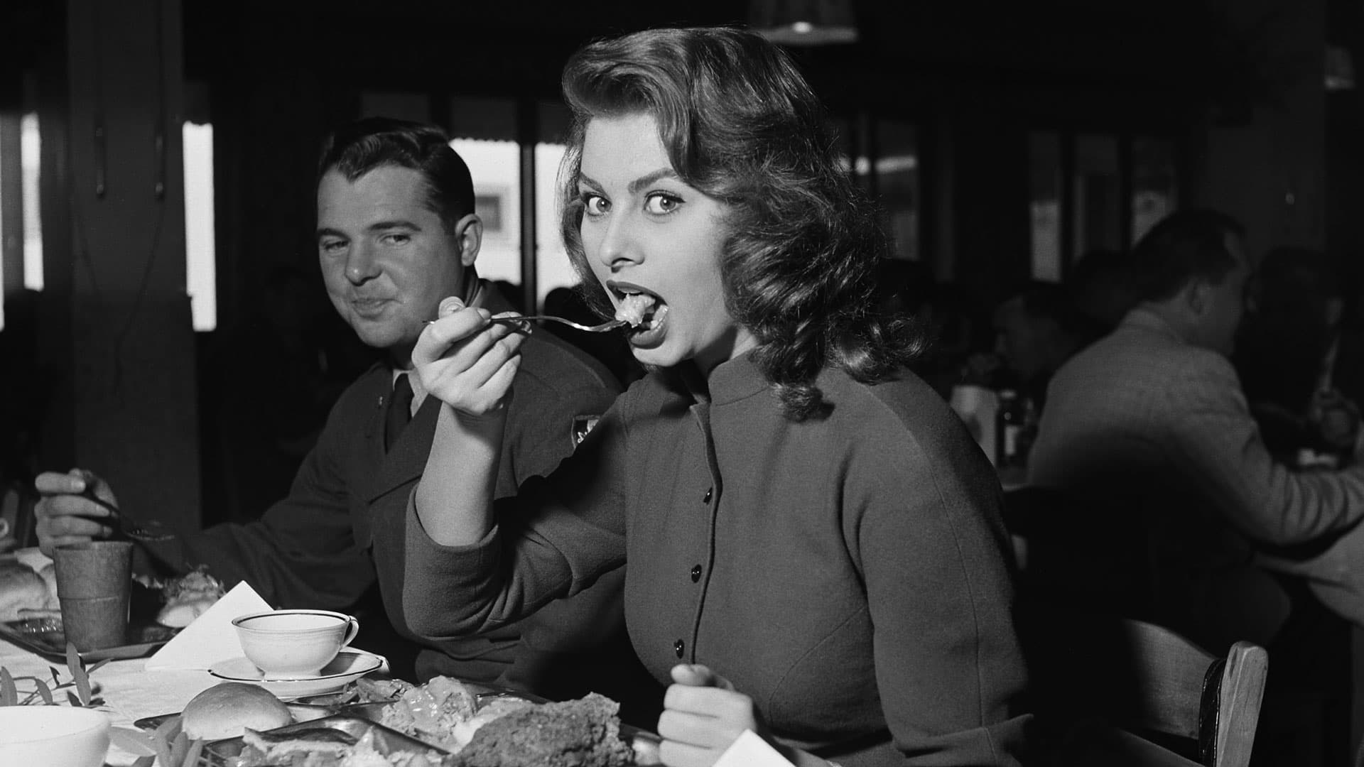 Актриса Софи Лорен посещает американскую военную базу в Италии в 1950-х годах | Getty Images