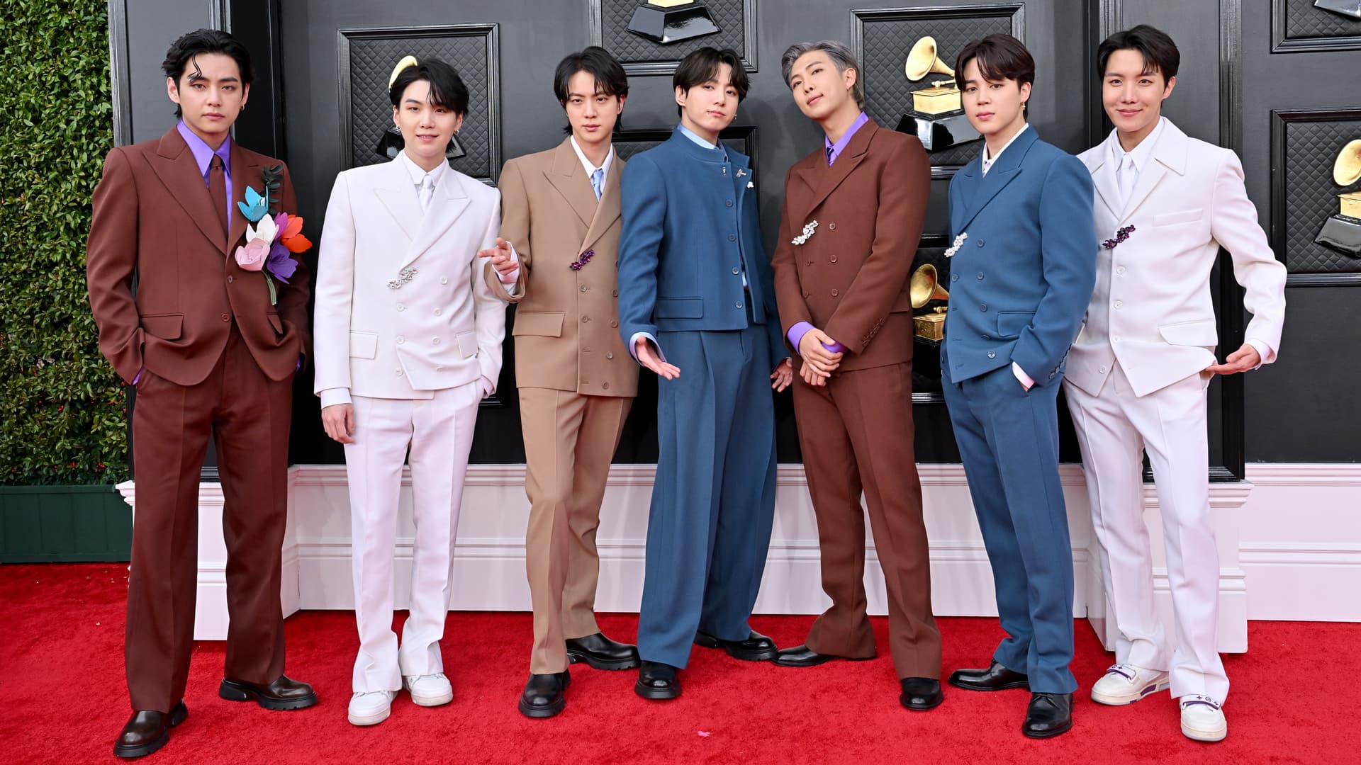 Ви, Шуга, Джин, Чонгук, RM, Чимин и Джей-Хоуп из BTS посетили 64-ю ежегодную церемонию вручения премии GRAMMY в MGM Grand Garden Arena 3 апреля 2022 года в Лас-Вегасе, Невада | Getty Images