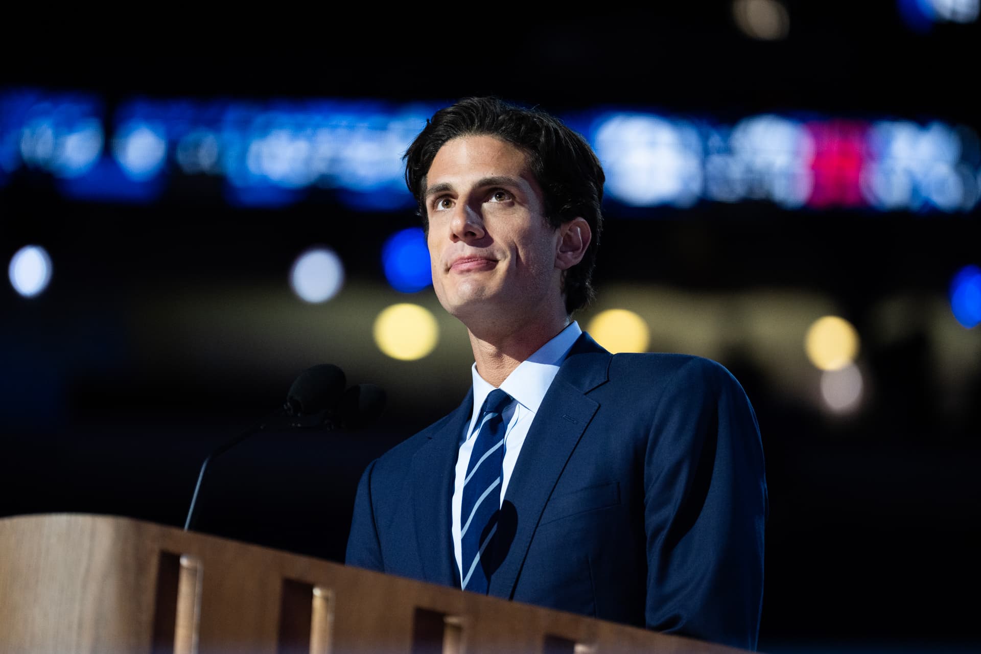 Джек Шлоссберг, Джон Ф. Кеннедидің немересі, Чикагодағы Ұлттық Демократиялық съезде сөйлеп тұрған сәті, 20 тамыз 2024 жыл | Getty Images