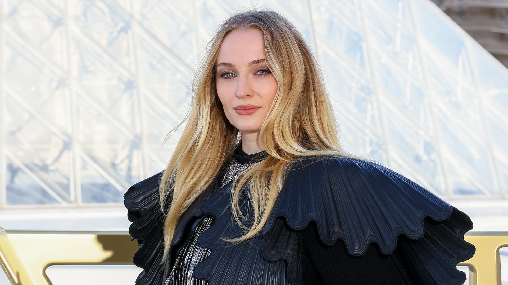 Софи Тернер посетила показ женской коллекции Louis Vuitton весна/лето 2026 в рамках Парижской недели моды 30 сентября 2025 года в Париже, Франция | Getty Images