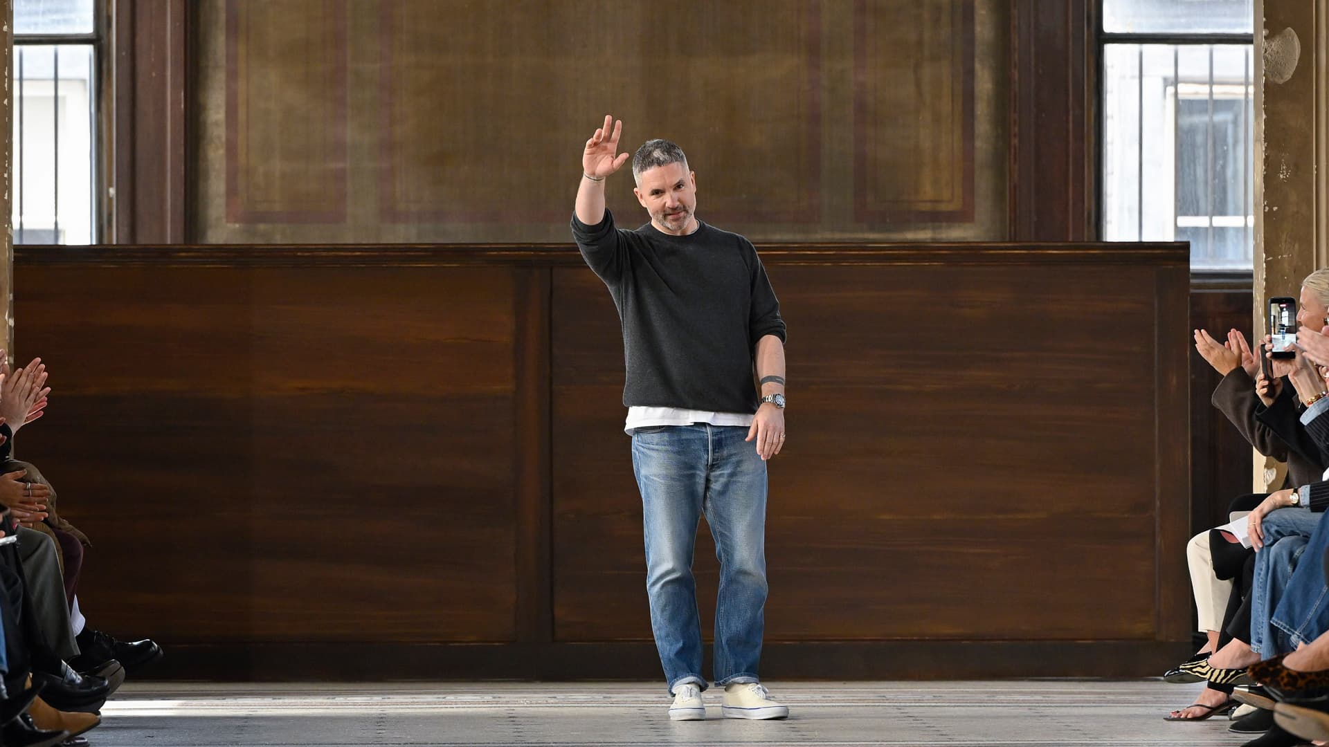 Модельер Марк Ховард Томас выходит на подиум во время показа коллекции Carven Ready to Wear осень/зима 2026-2027 в рамках Парижской недели моды 5 марта 2026 года в Париже, Франция | Getty Images